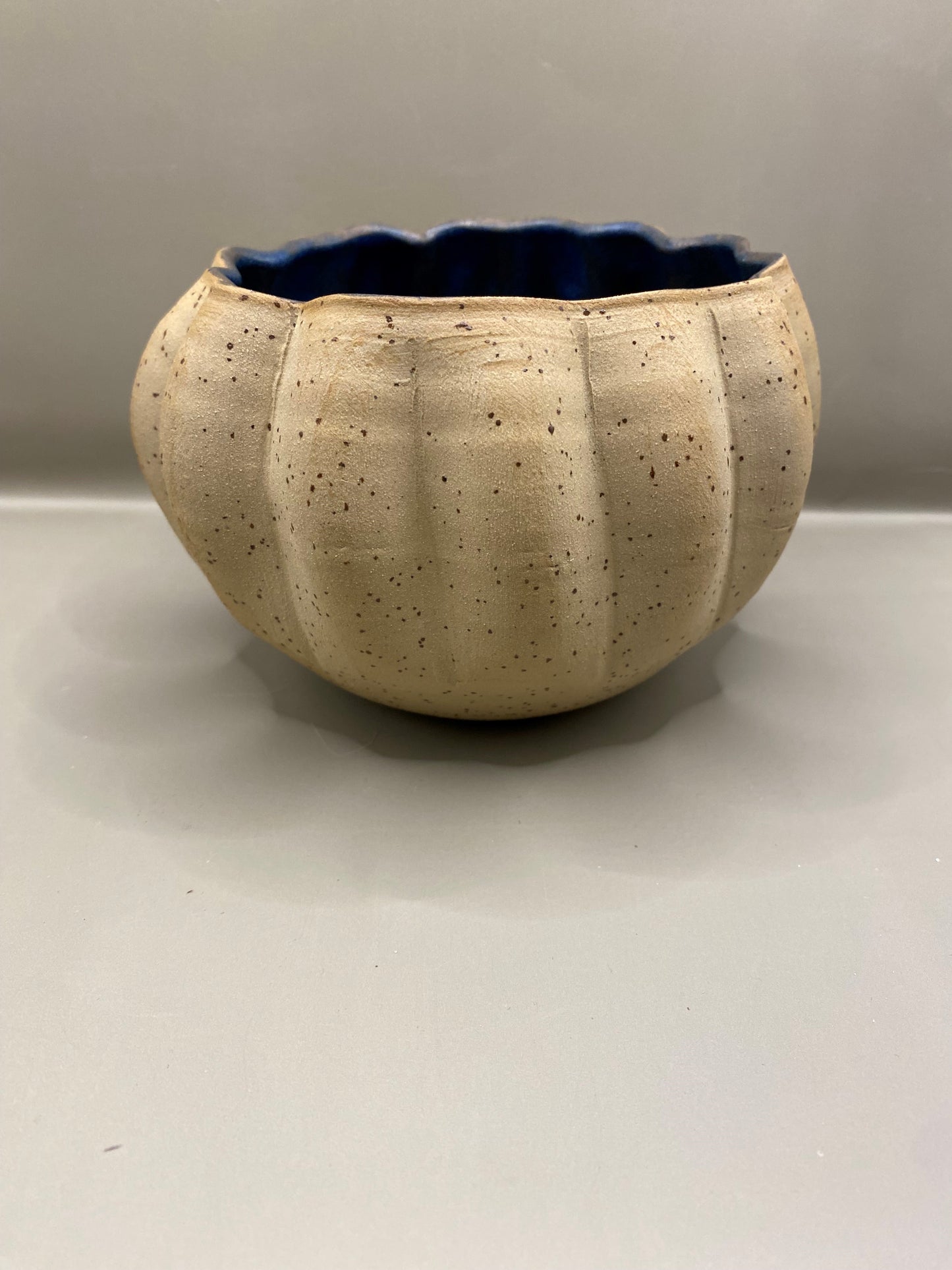 קערה מחימר מנוקד כחול