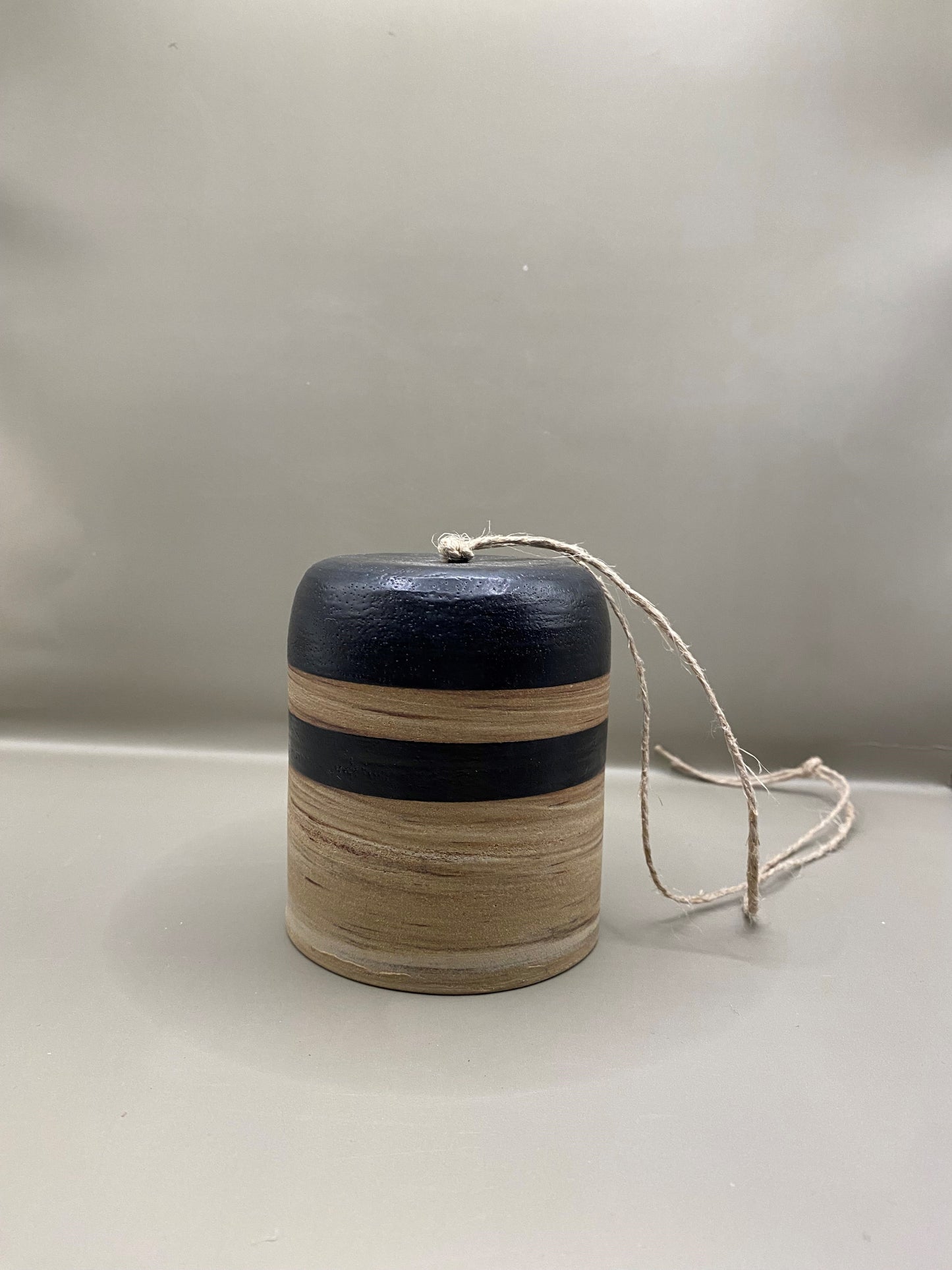 פעמון קרמיקה - חימר לבן מעורב עם ברזל אדום, פסים שחורים גלזורה