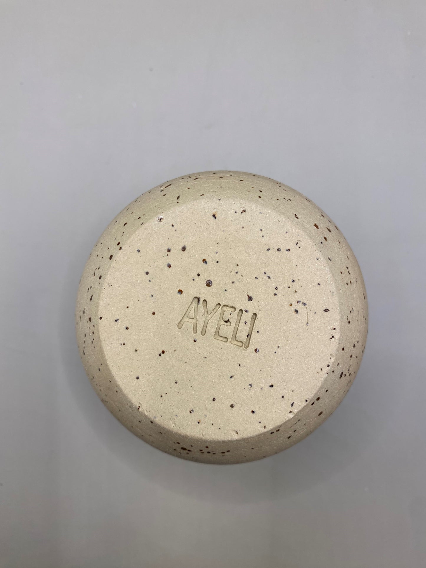 ספל מחימר מנוקד לבן