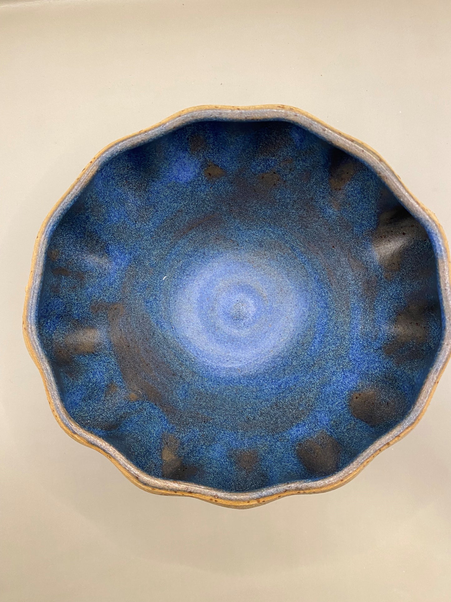 קערה מחימר מנוקד כחול