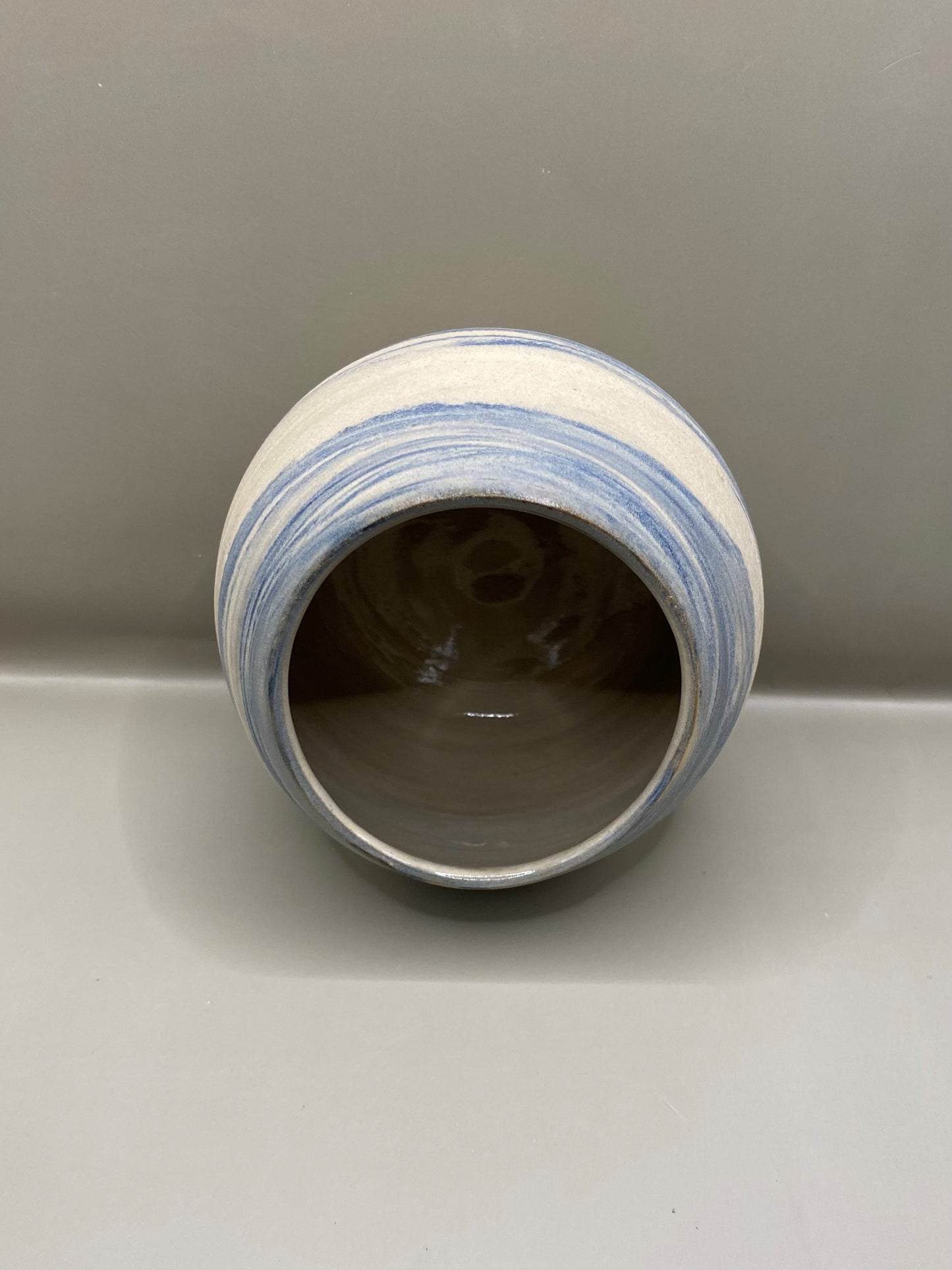 כד עגול מחימר מעורב לבן וכחול