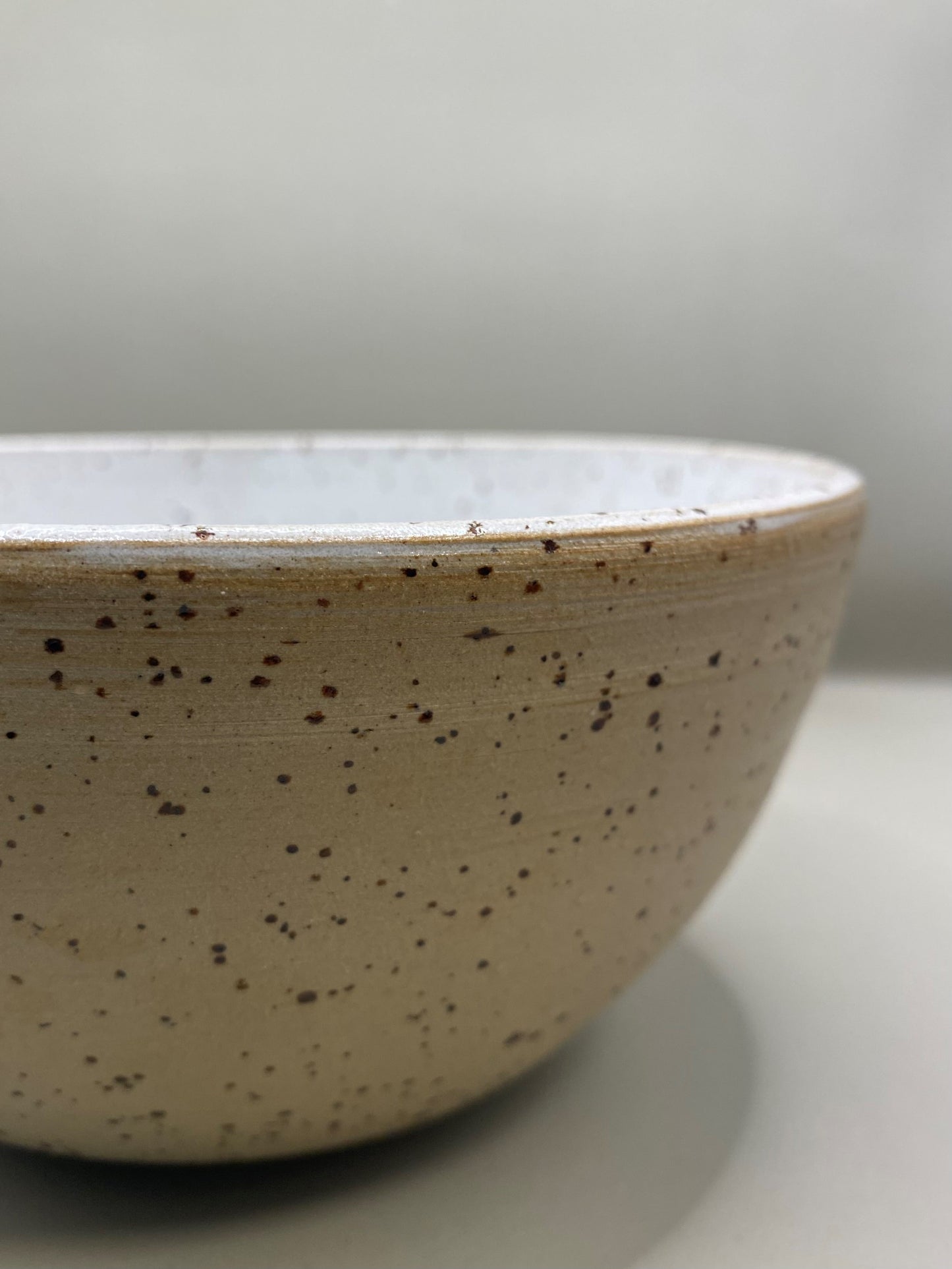 קערה מחימר מנוקד לבן