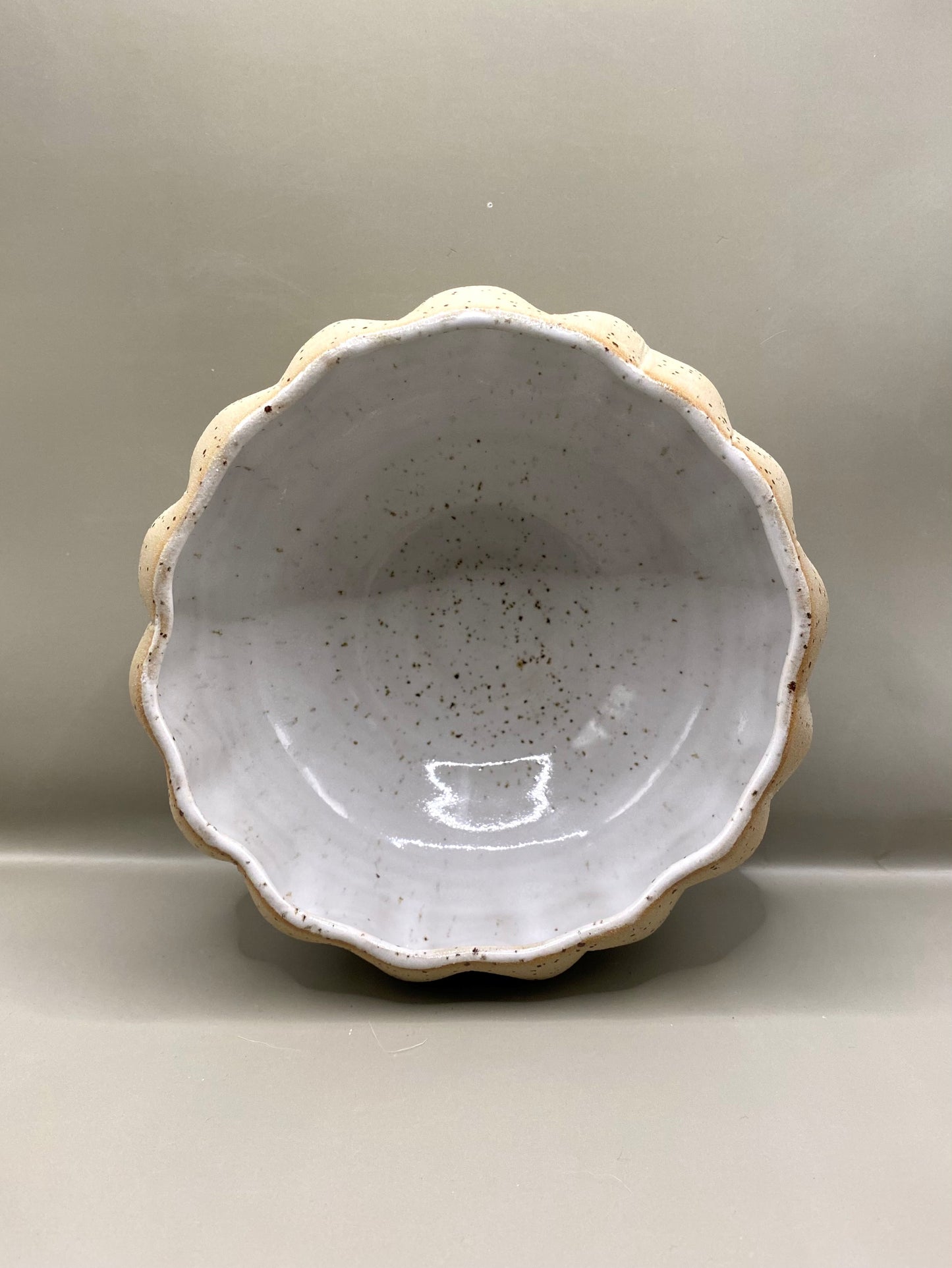 קערה מחימר מנוקד לבן