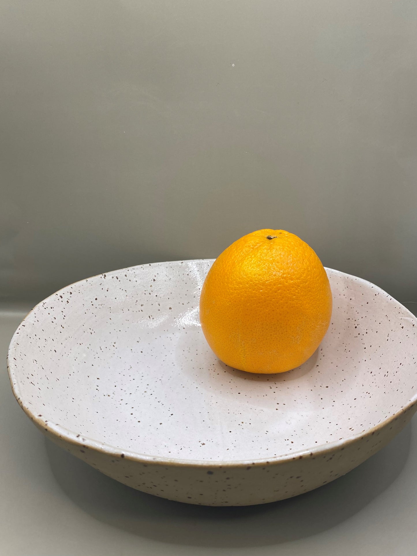 קערה מחימר מנוקד לבן