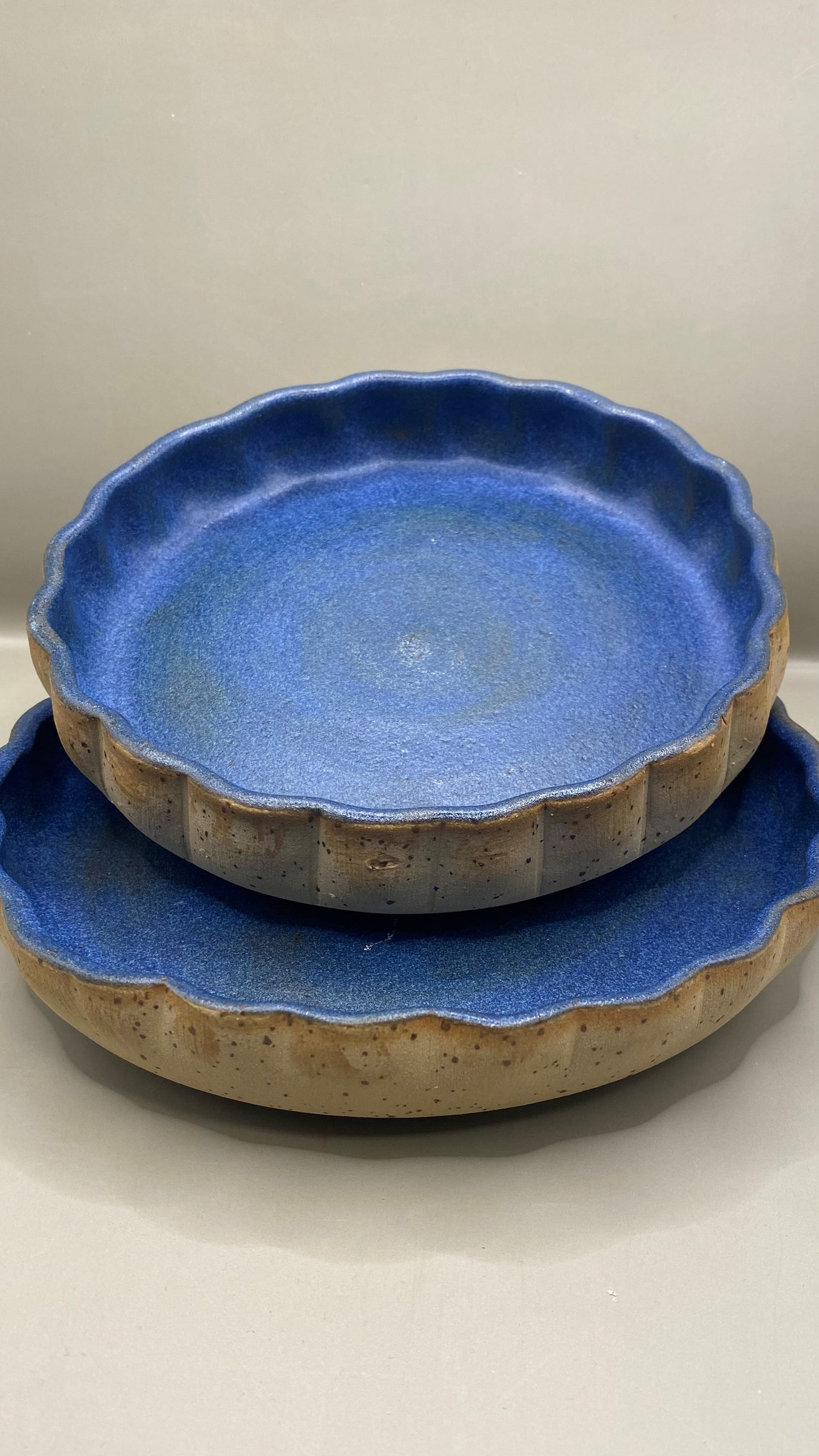 צלחת גבוהה מחימר מנוקד כחול