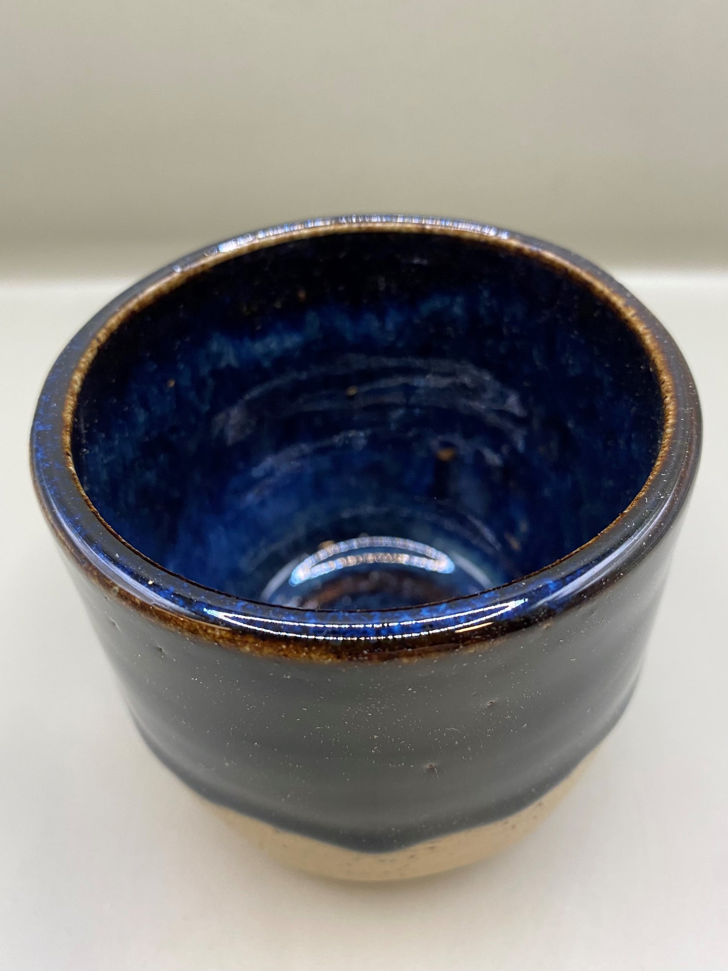 ספל מחימר מנוקד כחול חום