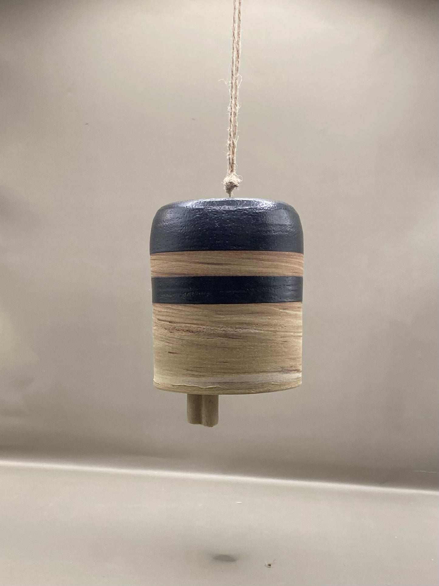 פעמון קרמיקה - חימר לבן מעורב עם ברזל אדום, פסים שחורים גלזורה