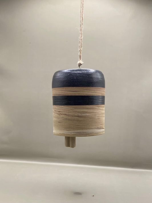 פעמון קרמיקה - חימר לבן מעורב עם ברזל אדום, פסים שחורים גלזורה