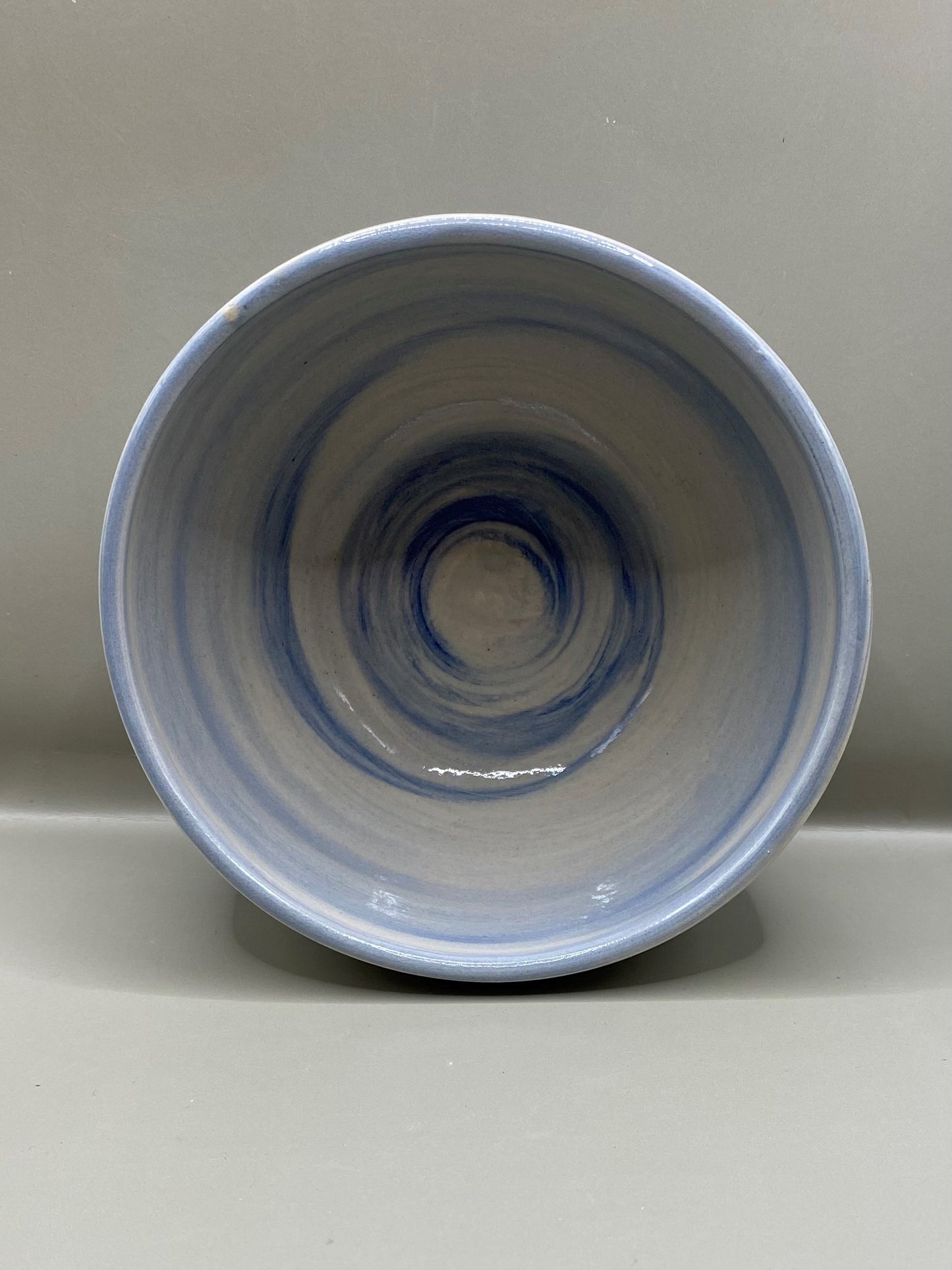 קערה מחימר מעורב לבן וכחול