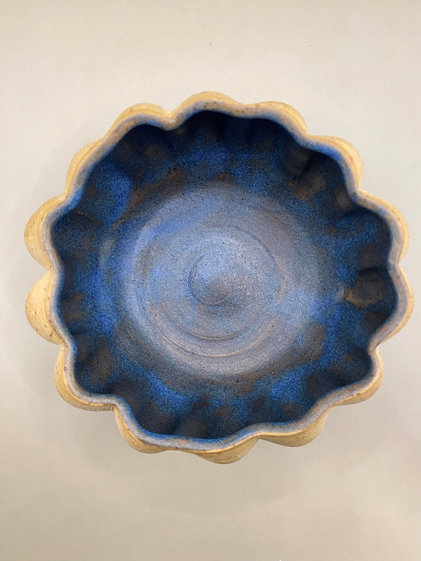 קערה מחימר מנוקד כחול