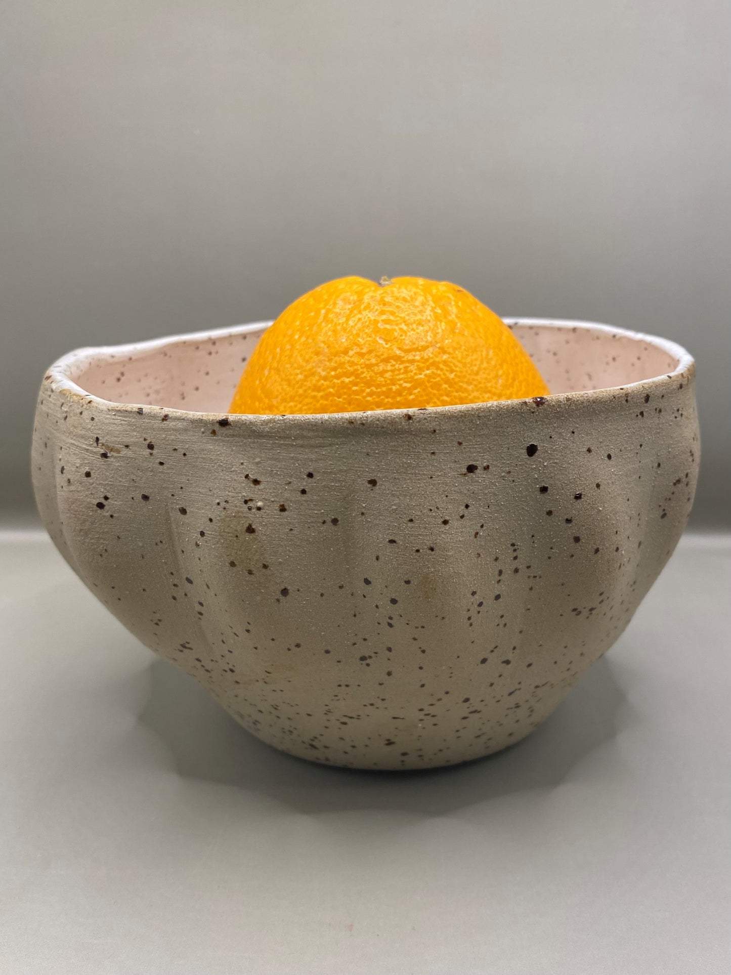 קערה מחימר מנוקד לבן