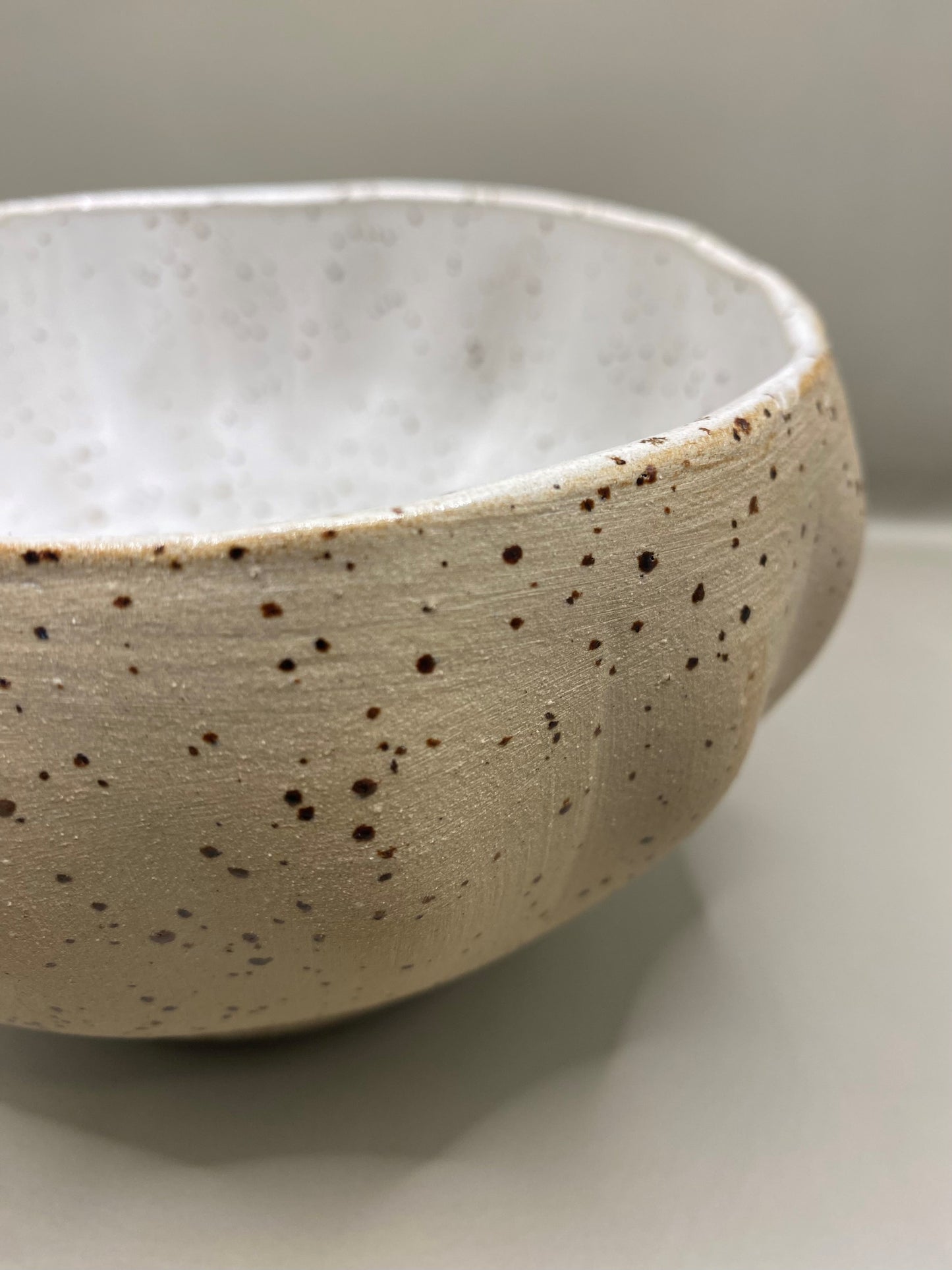 קערה מחימר מנוקד לבן