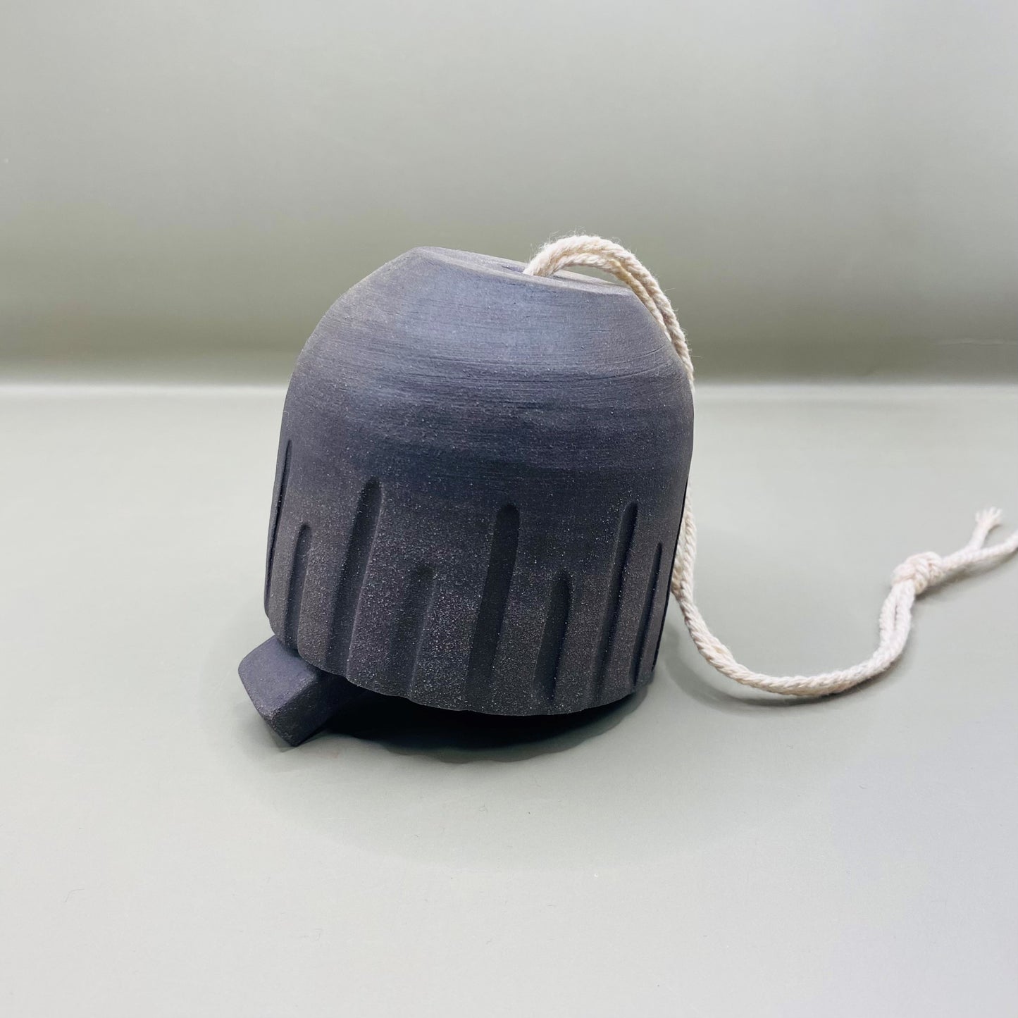 פעמון מחימר חום כהה