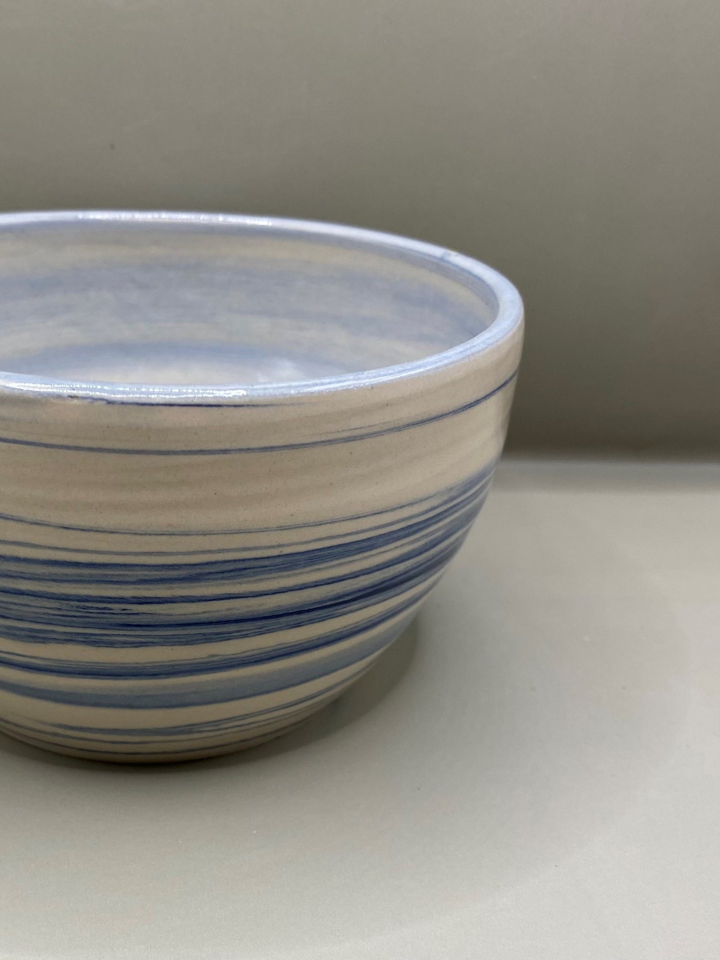 קערה מחימר מעורב לבן וכחול