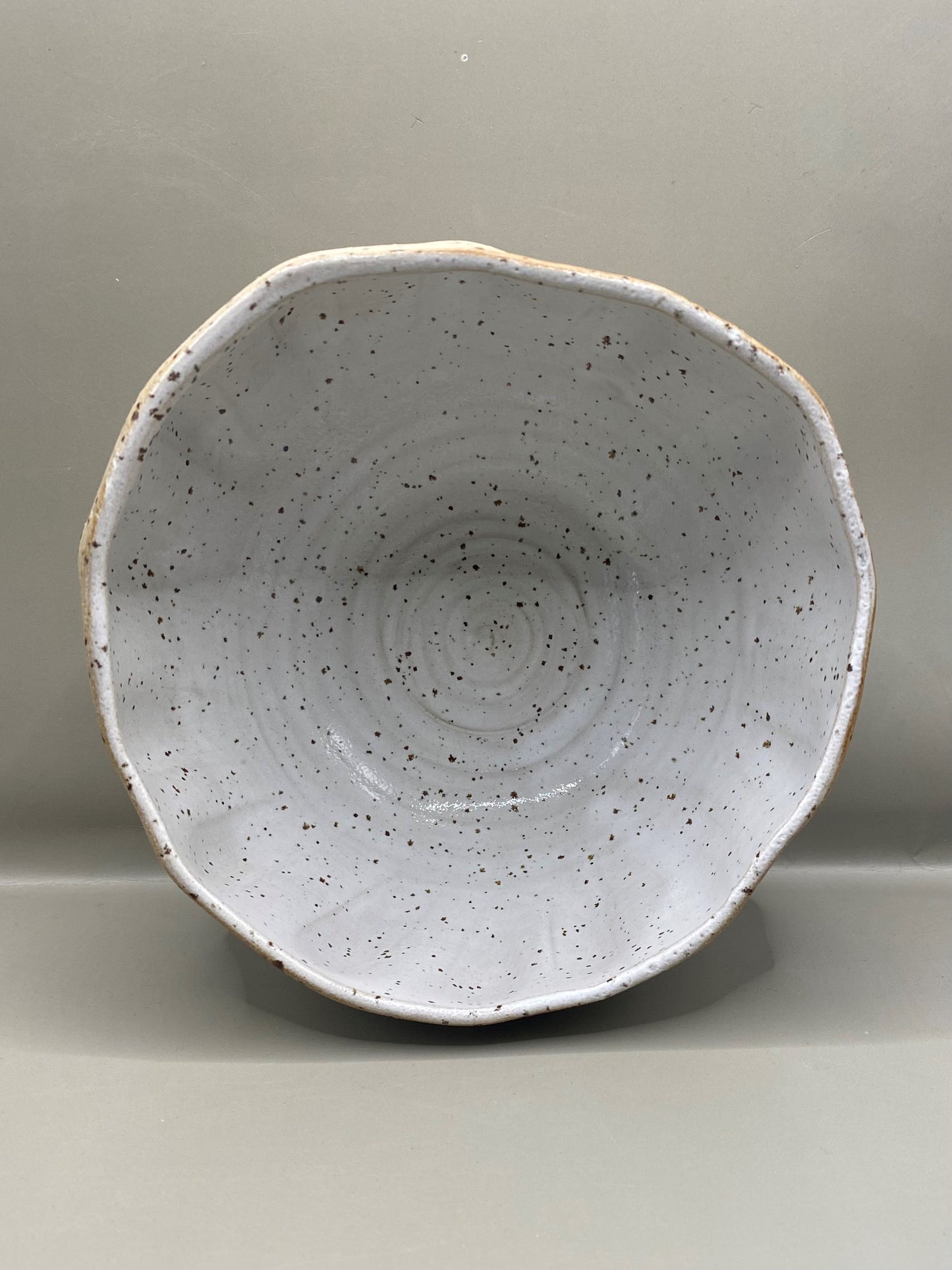 קערה מחימר מנוקד לבן