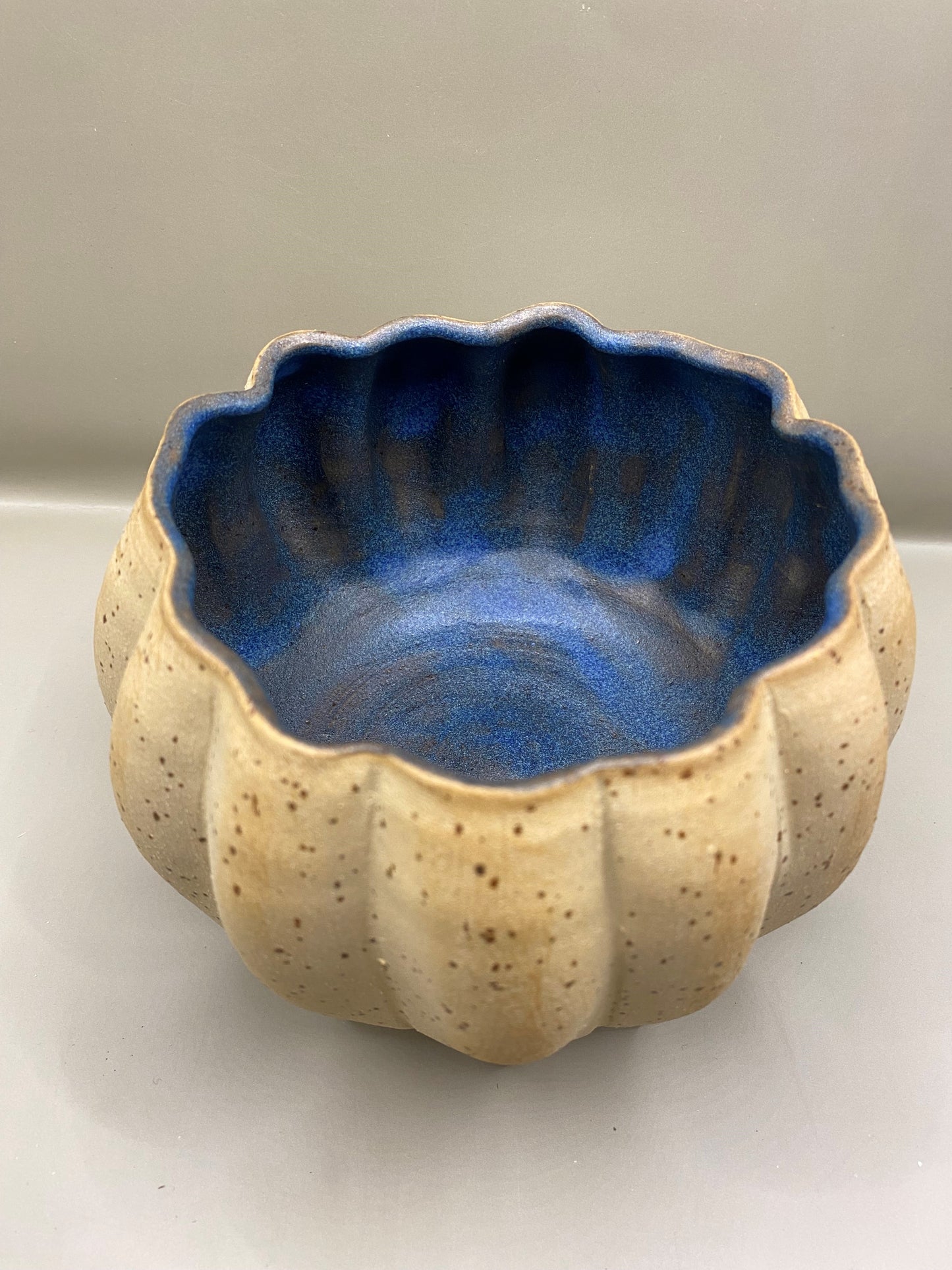 קערה מחימר מנוקד כחול