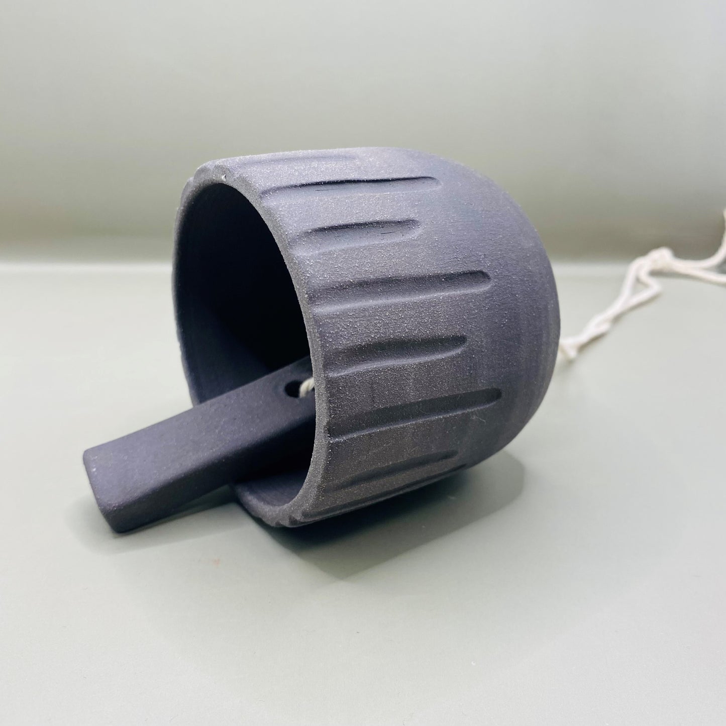 פעמון מחימר חום כהה