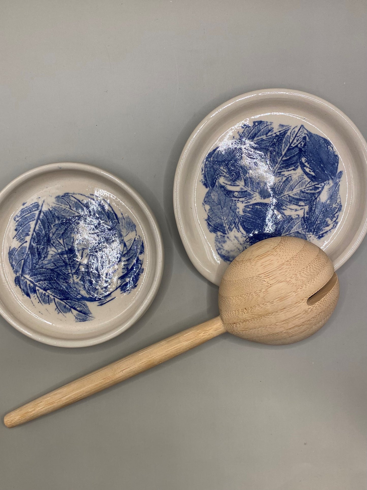 סט של צלחת קטנה וצלוחית לכף