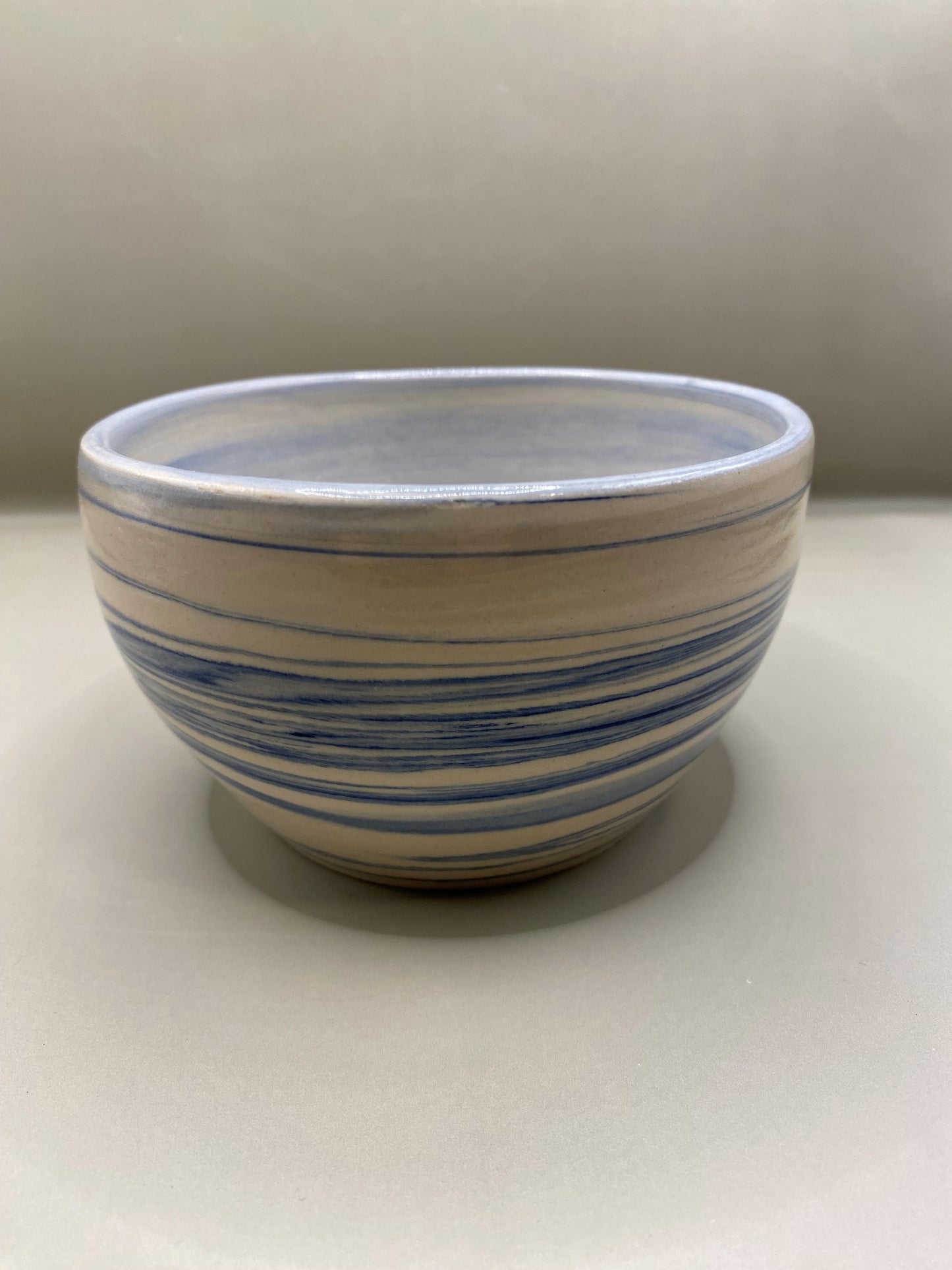 קערה מחימר מעורב לבן וכחול