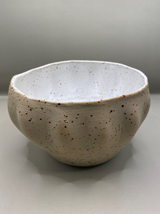 קערה מחימר מנוקד לבן