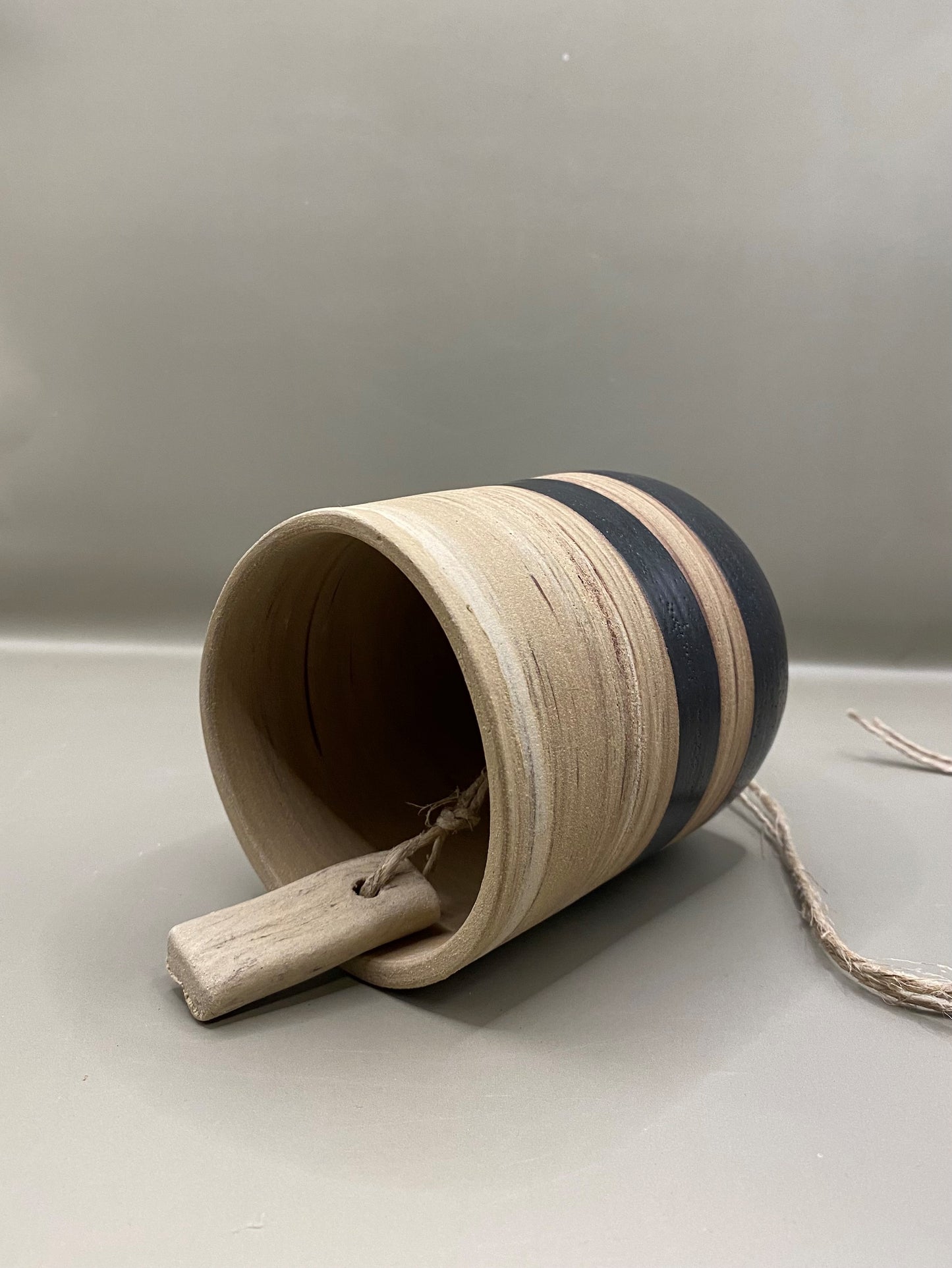 פעמון קרמיקה - חימר לבן מעורב עם ברזל אדום, פסים שחורים גלזורה