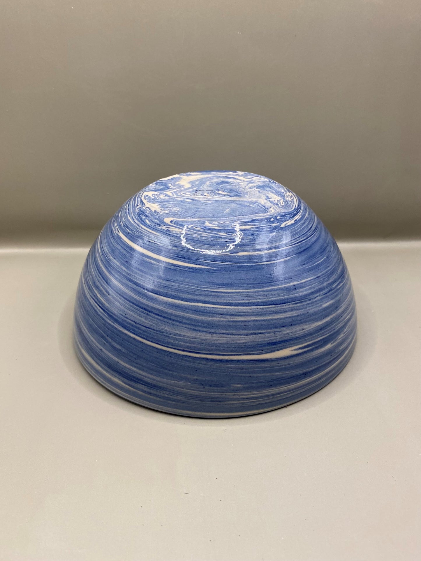 קערה מחימר מעורב לבן וכחול