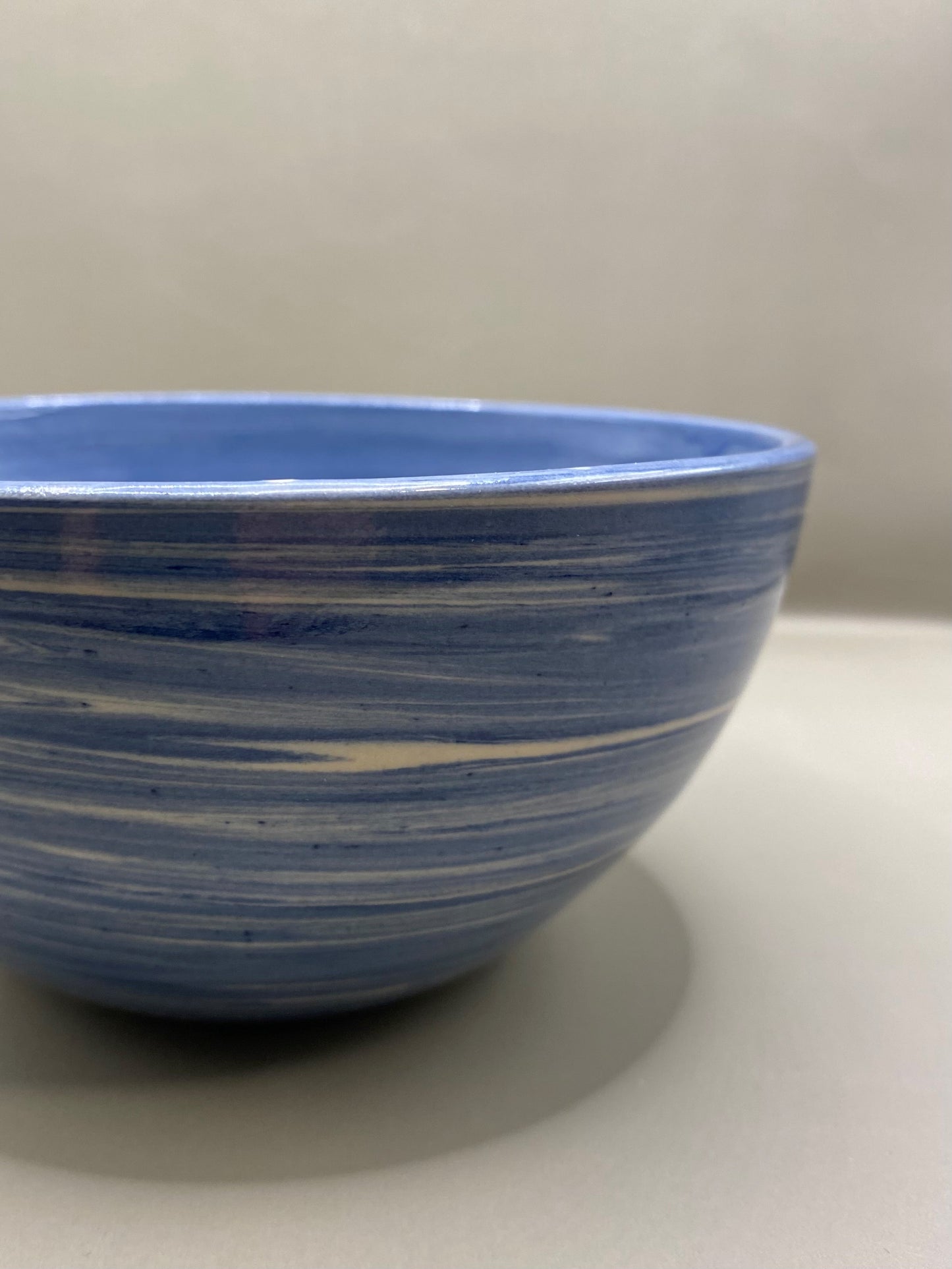 קערה מחימר מעורב לבן וכחול