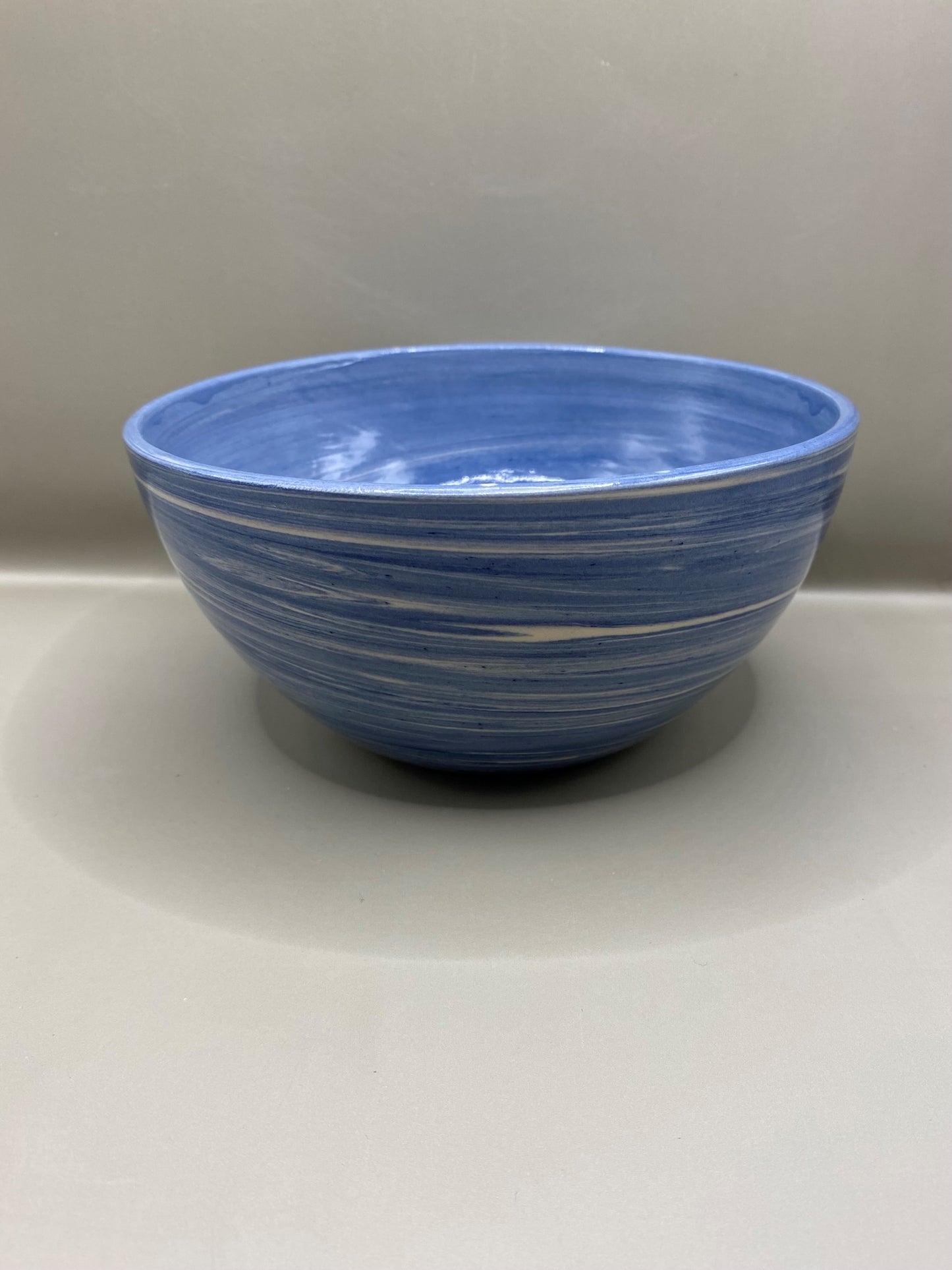 קערה מחימר מעורב לבן וכחול