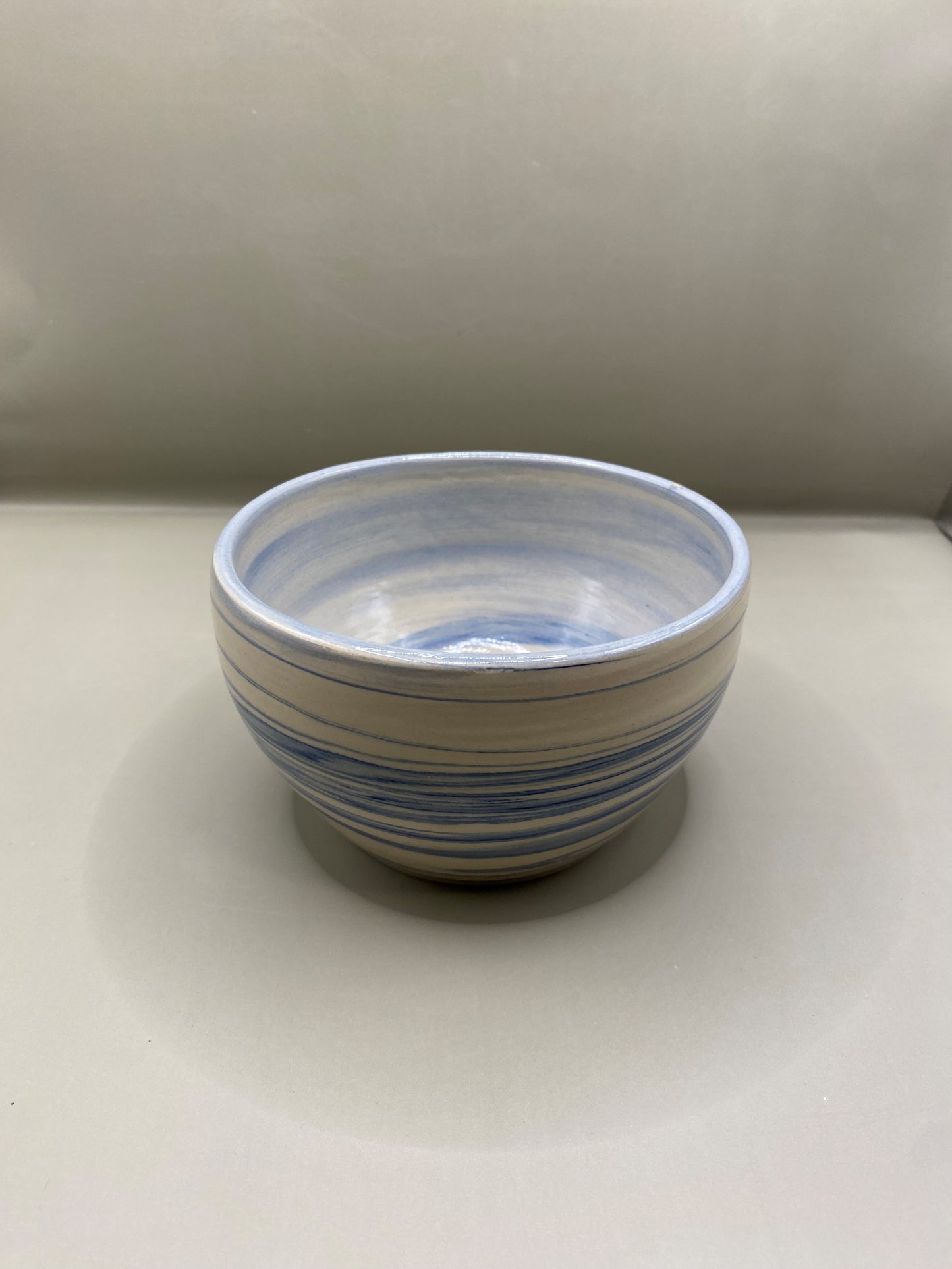 קערה מחימר מעורב לבן וכחול