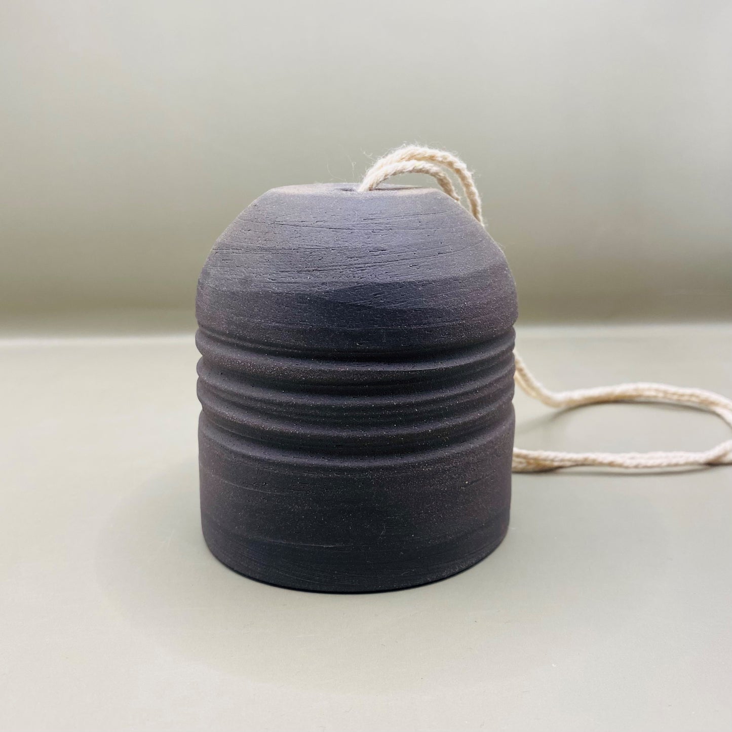 פעמון מחימר חום כהה