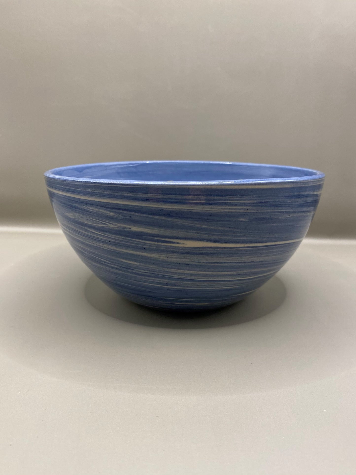 קערה מחימר מעורב לבן וכחול