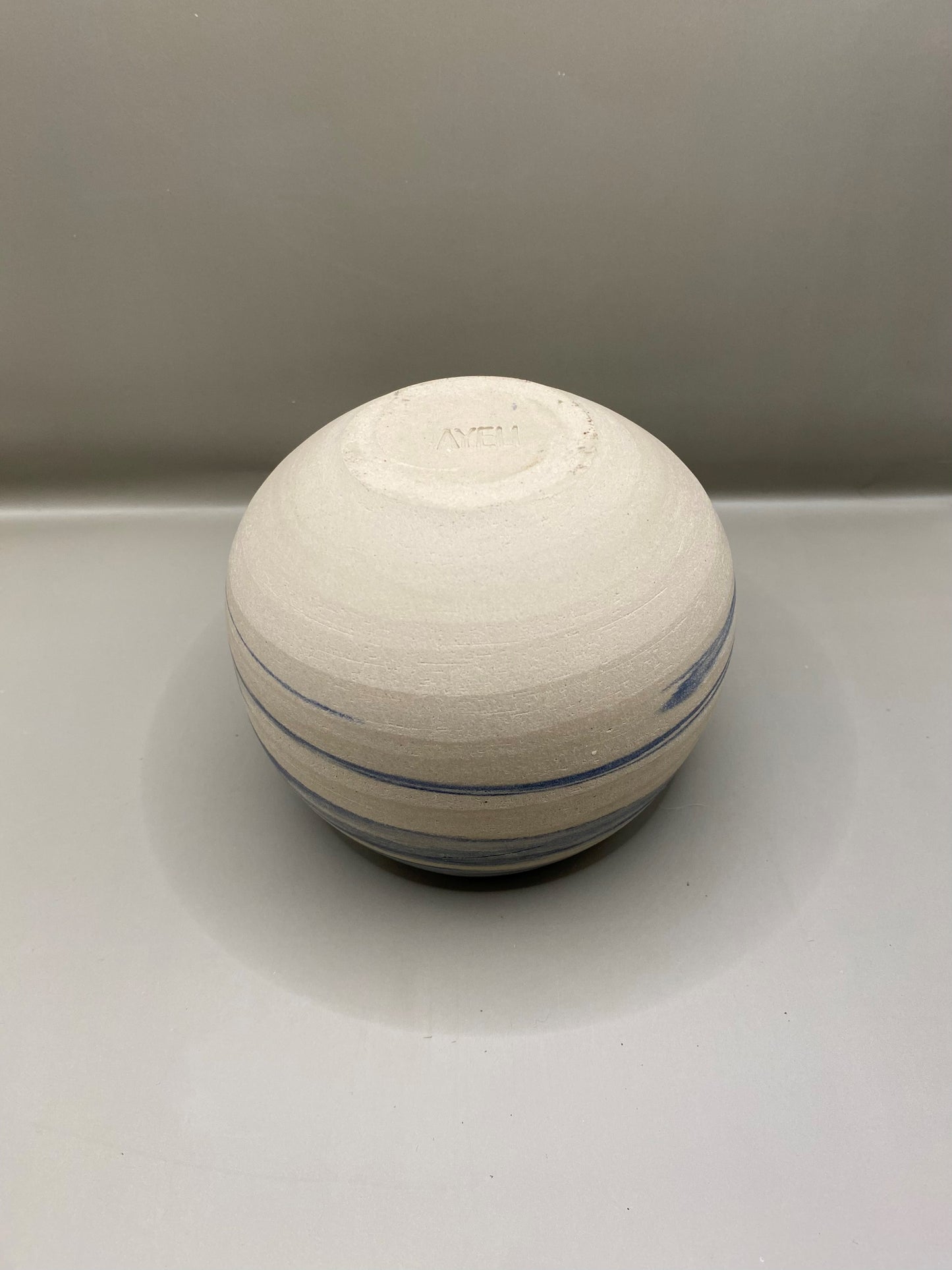 כד עגול מחימר מעורב לבן וכחול