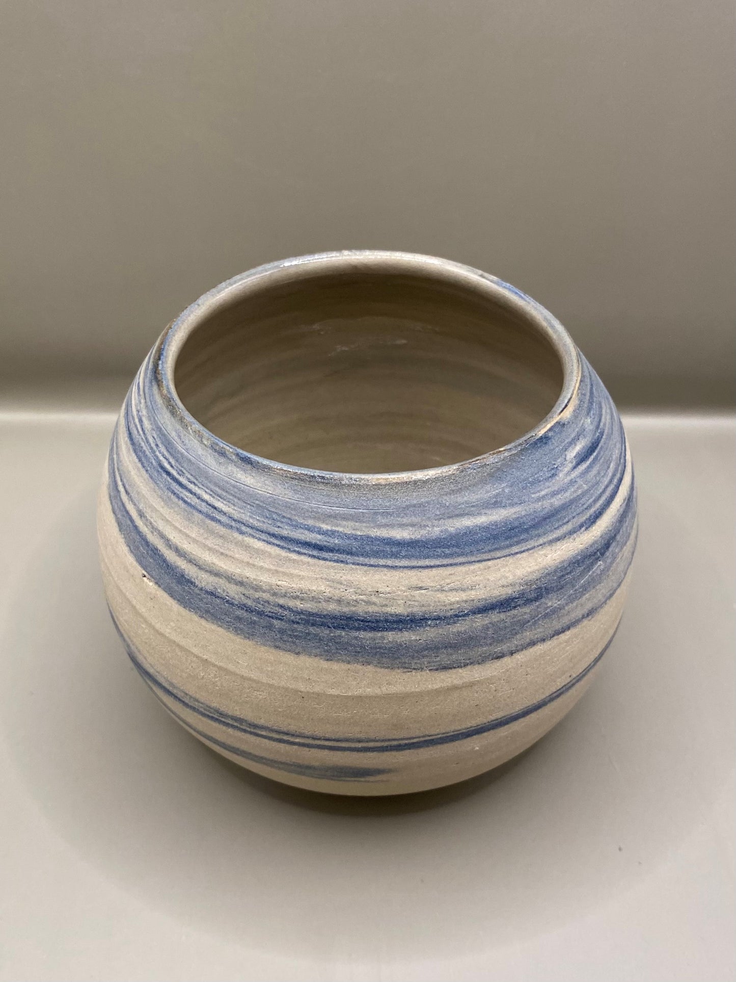 כד עגול מחימר מעורב לבן וכחול