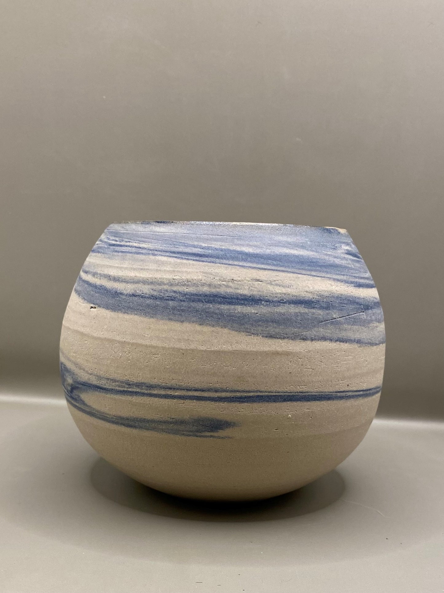 כד עגול מחימר מעורב לבן וכחול