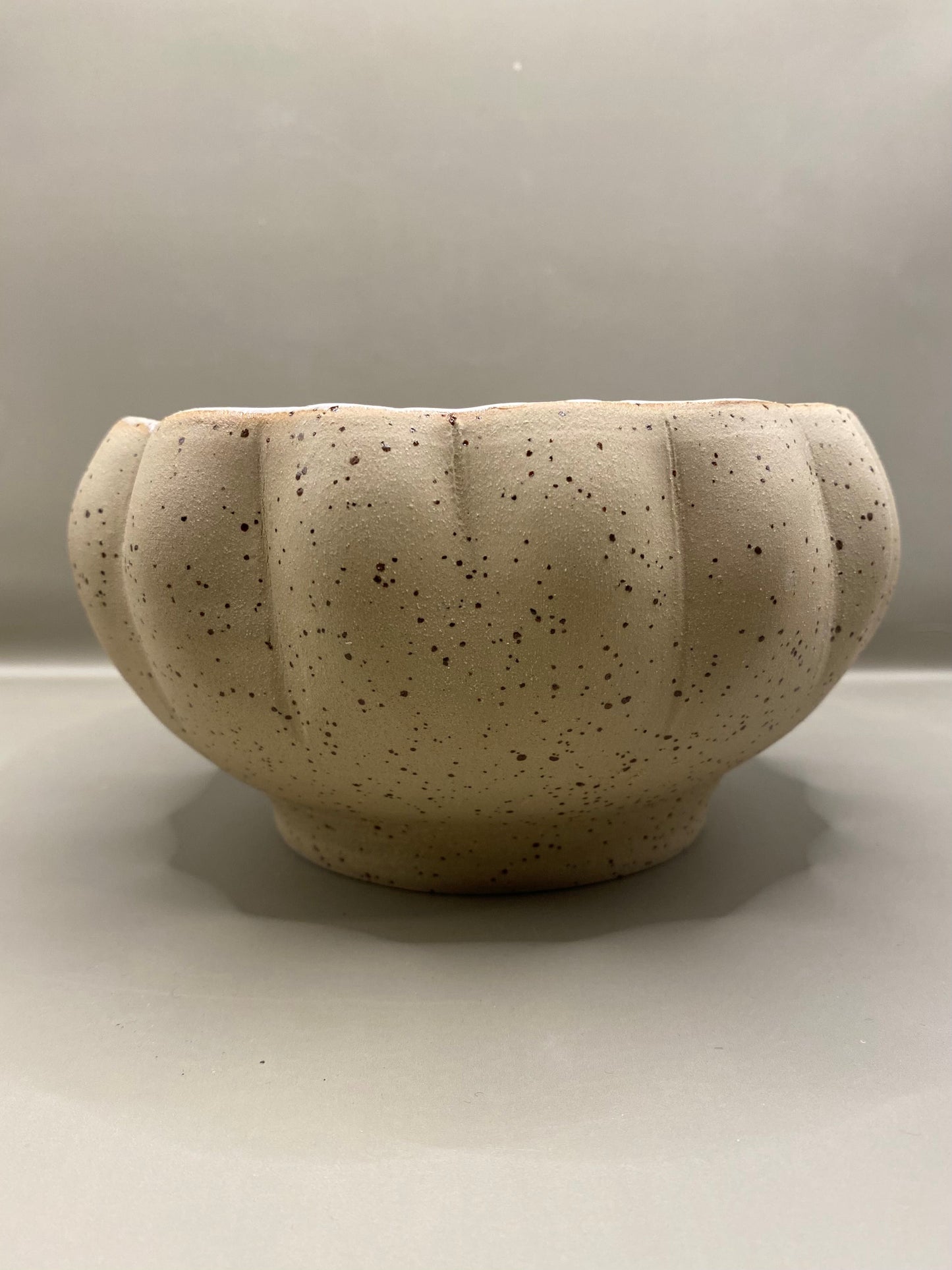 קערה מחימר מנוקד לבן