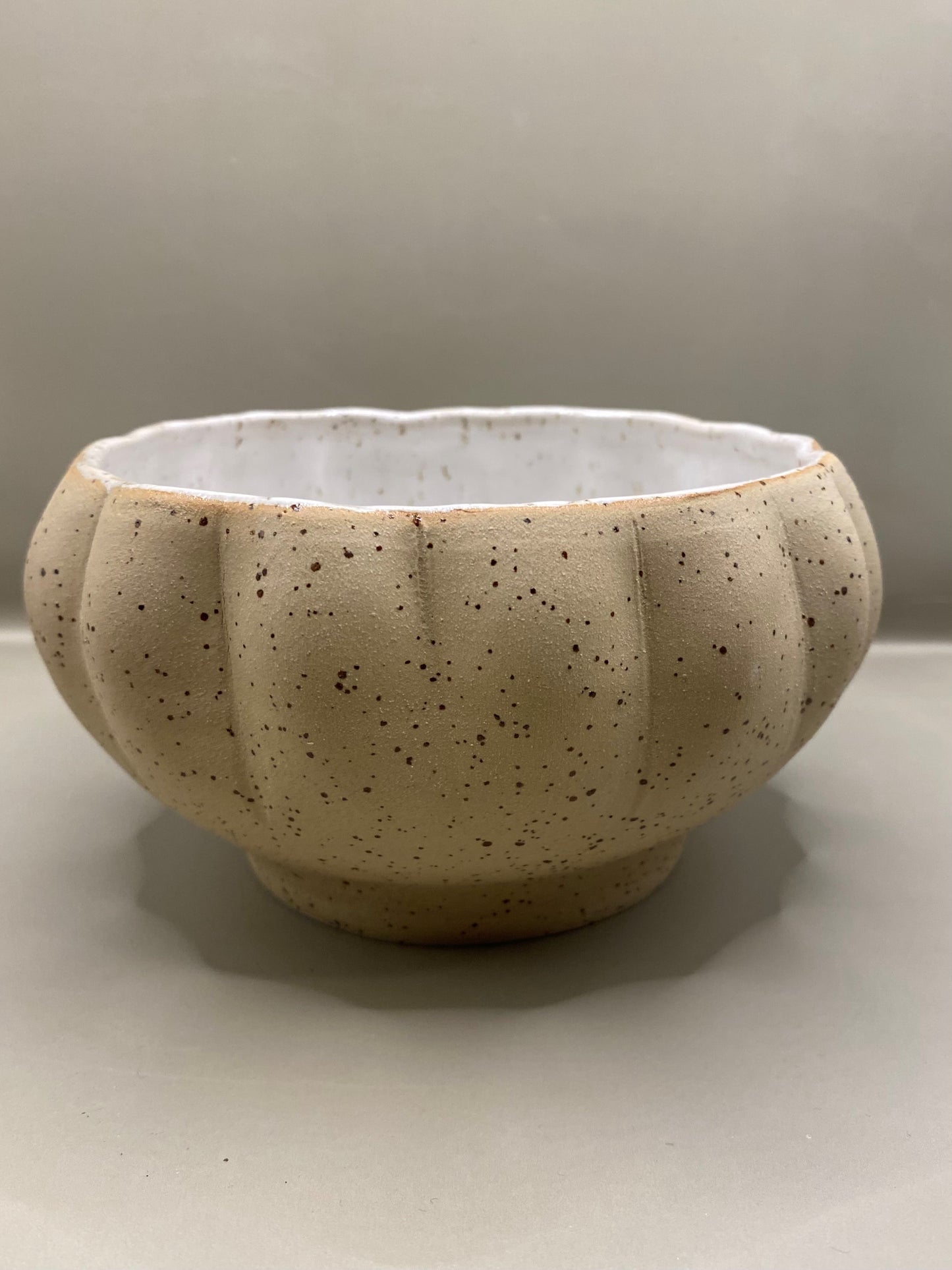 קערה מחימר מנוקד לבן