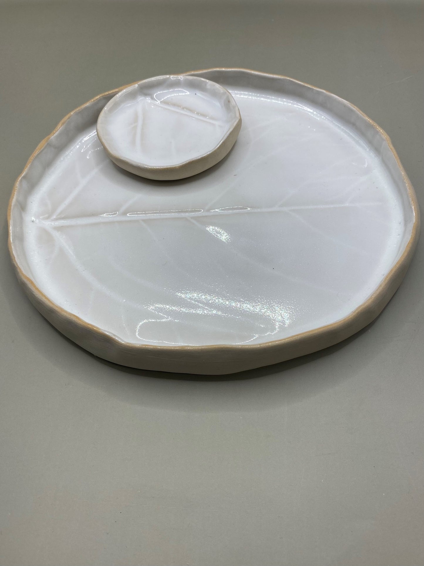 צלחת וצלוחית עלה לבן