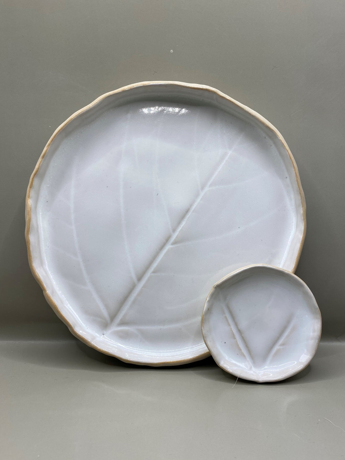 צלחת וצלוחית עלה לבן