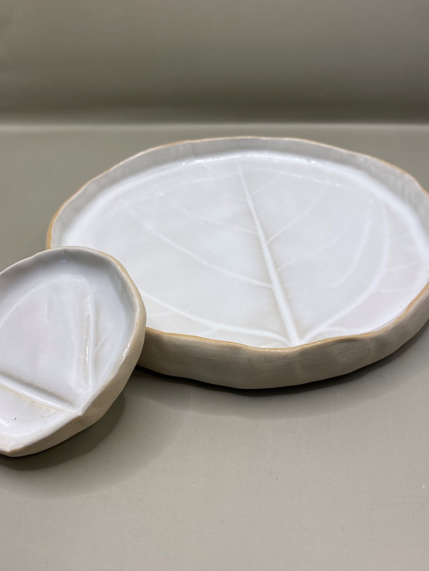 צלחת וצלוחית עלה לבן