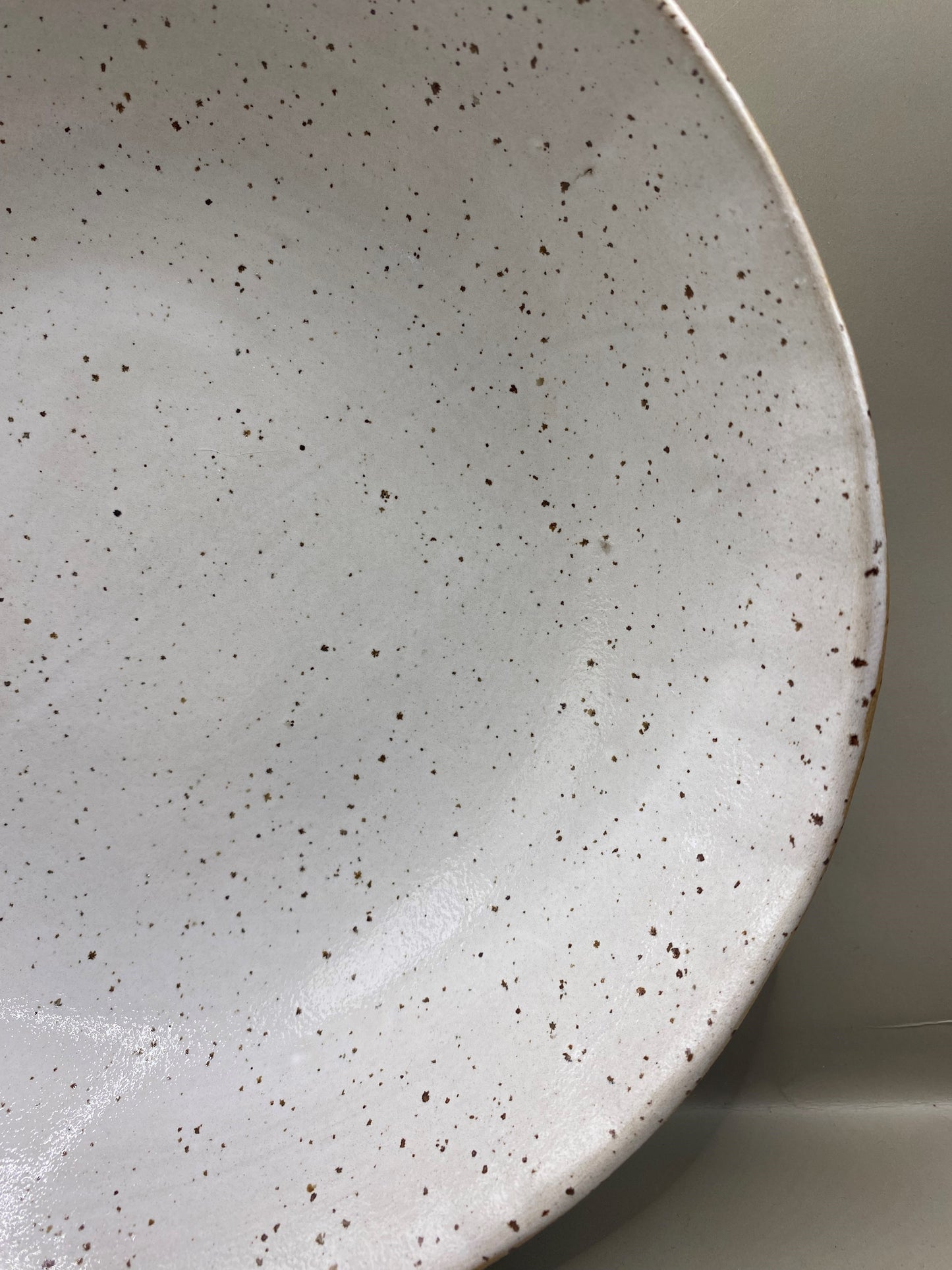 קערה מחימר מנוקד לבן