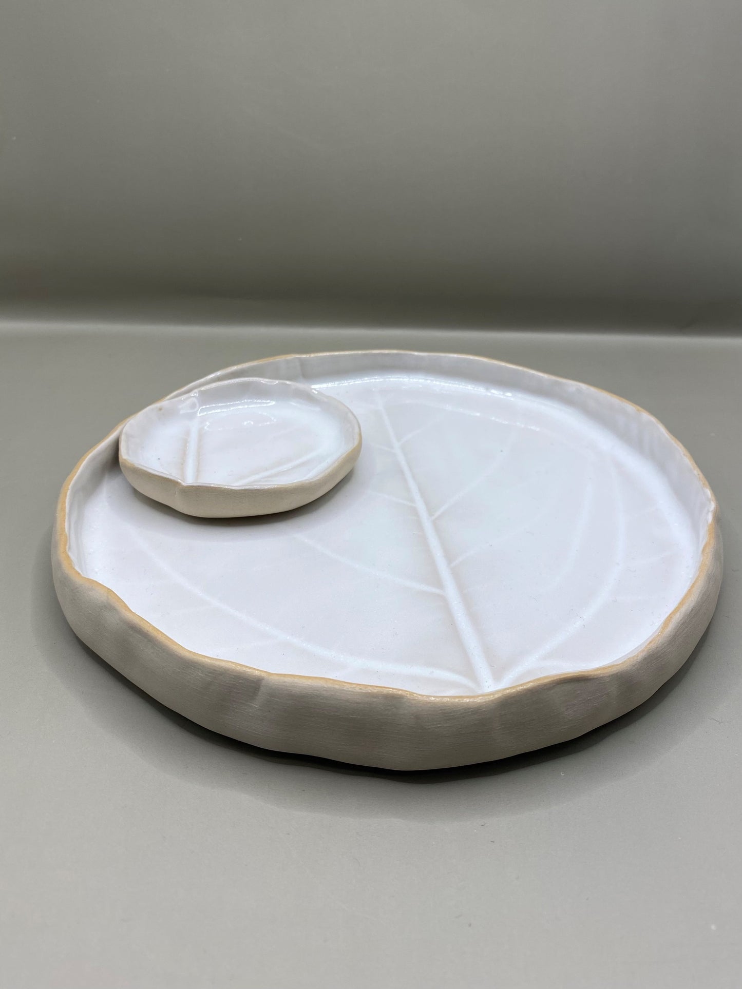 צלחת וצלוחית עלה לבן