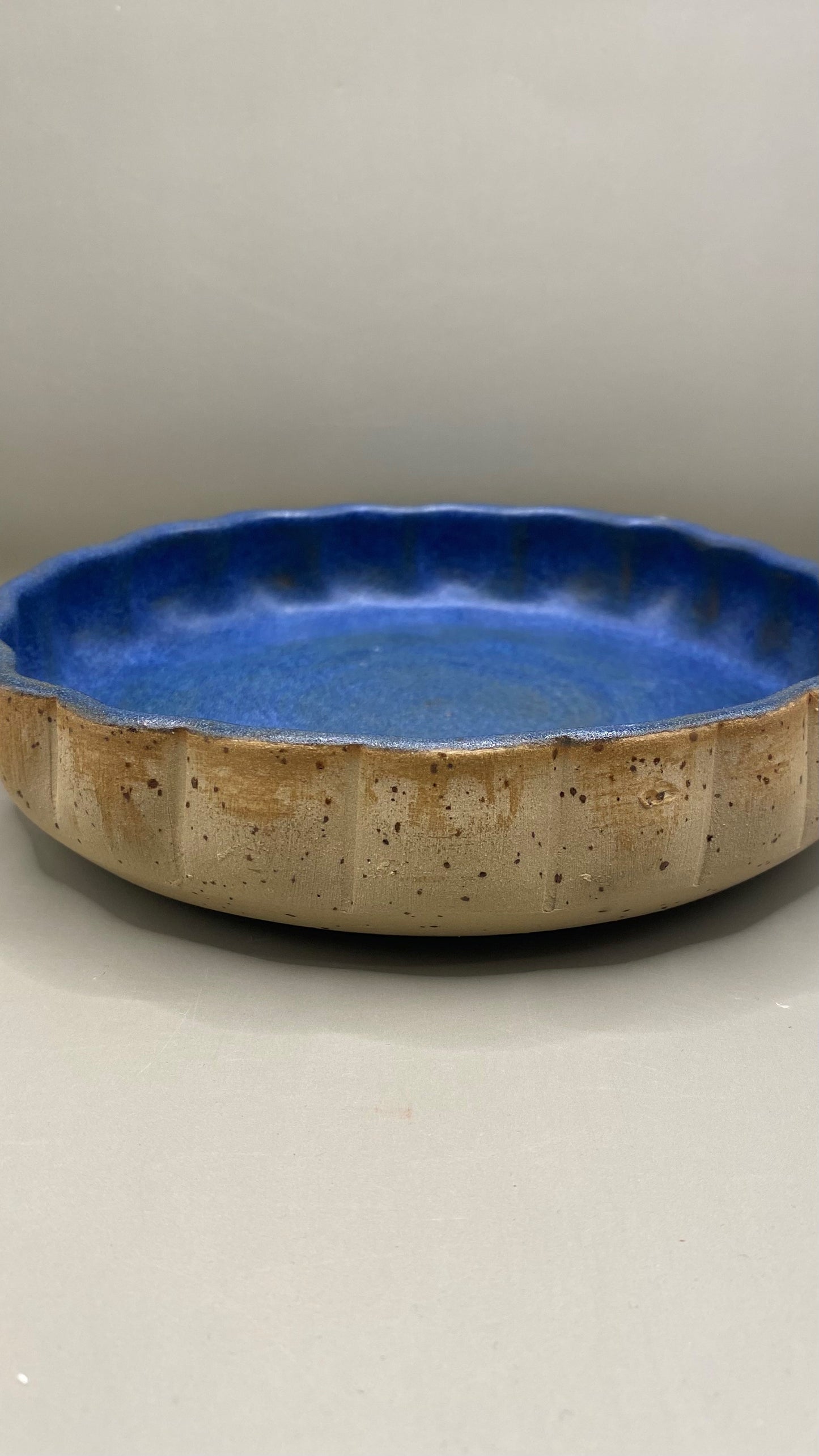 צלחת גבוהה מחימר מנוקד כחול