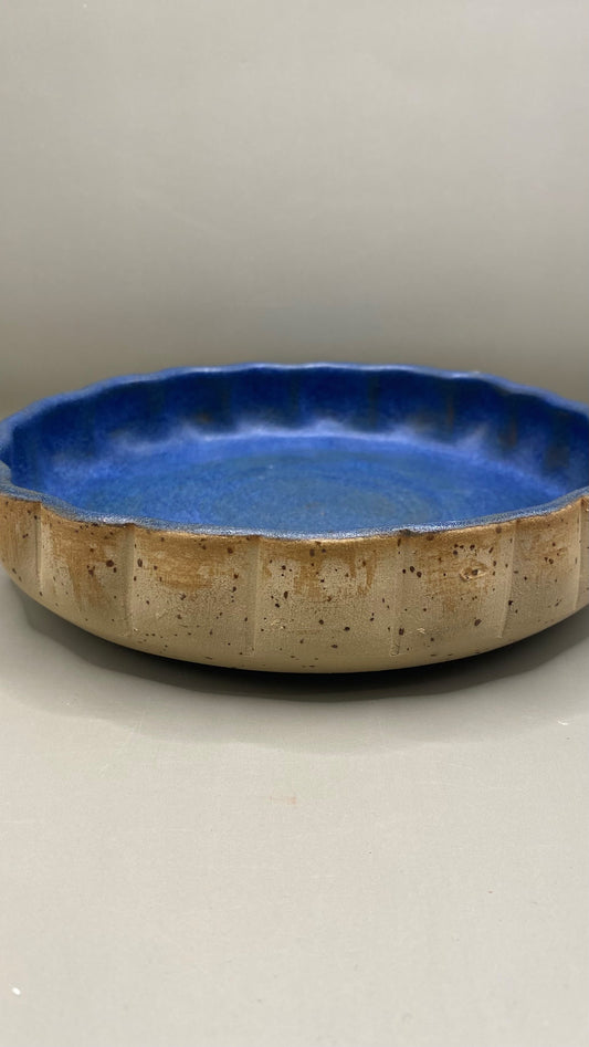 צלחת גבוהה מחימר מנוקד כחול