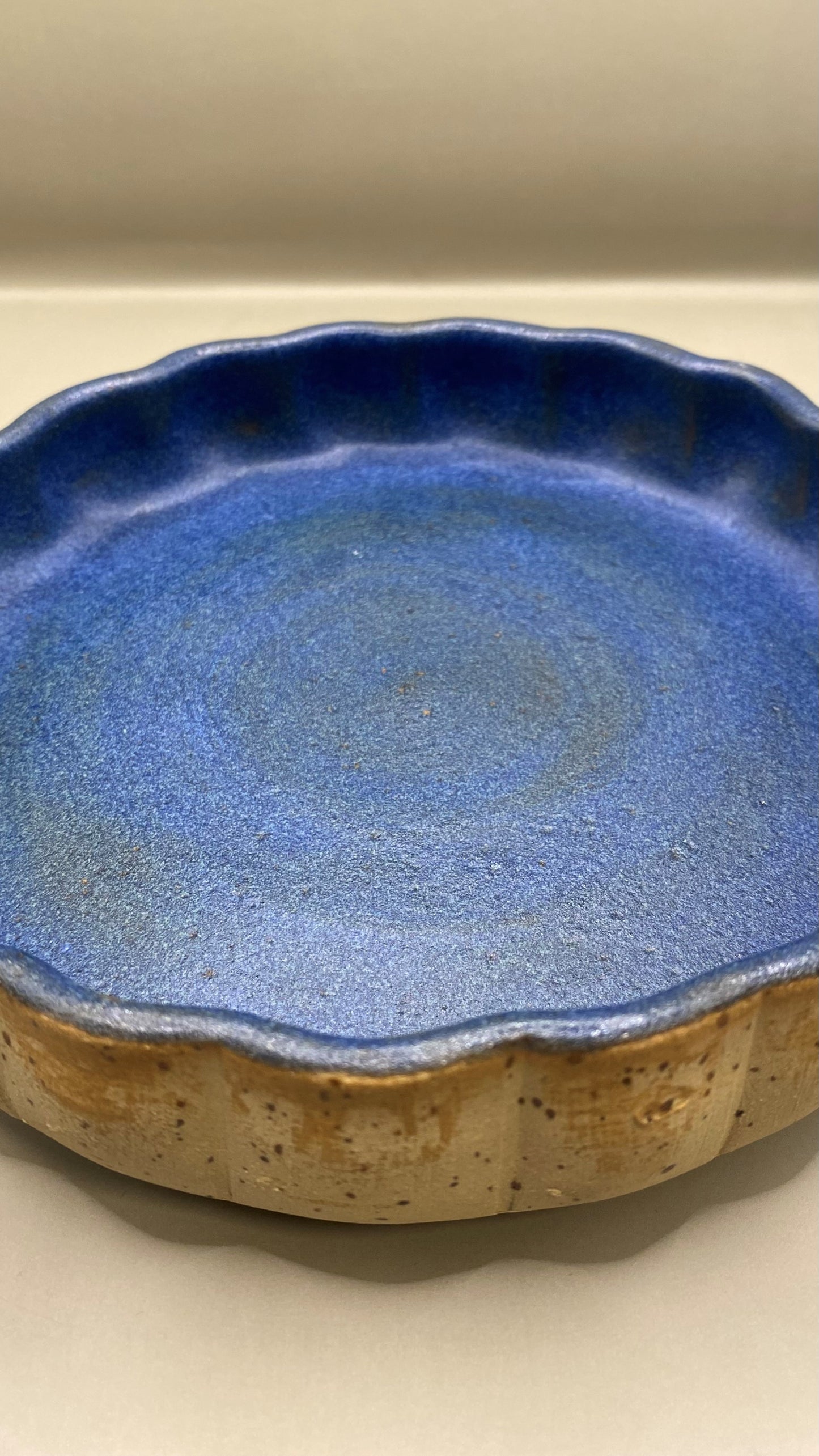 צלחת גבוהה מחימר מנוקד כחול