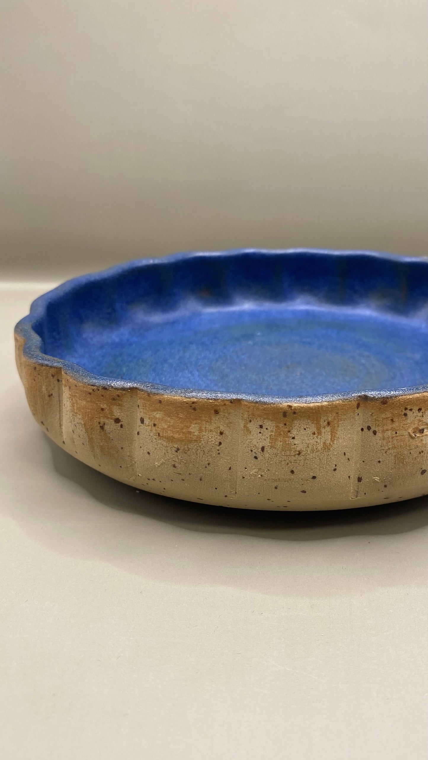 צלחת גבוהה מחימר מנוקד כחול