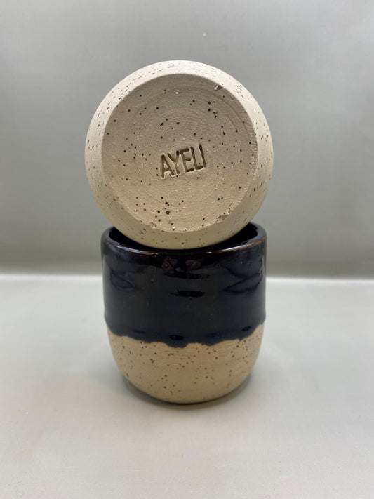 ספל מחימר מנוקד כחול חום