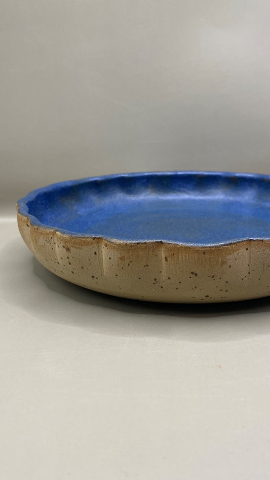 צלחת גבוהה מחימר מנוקד כחול