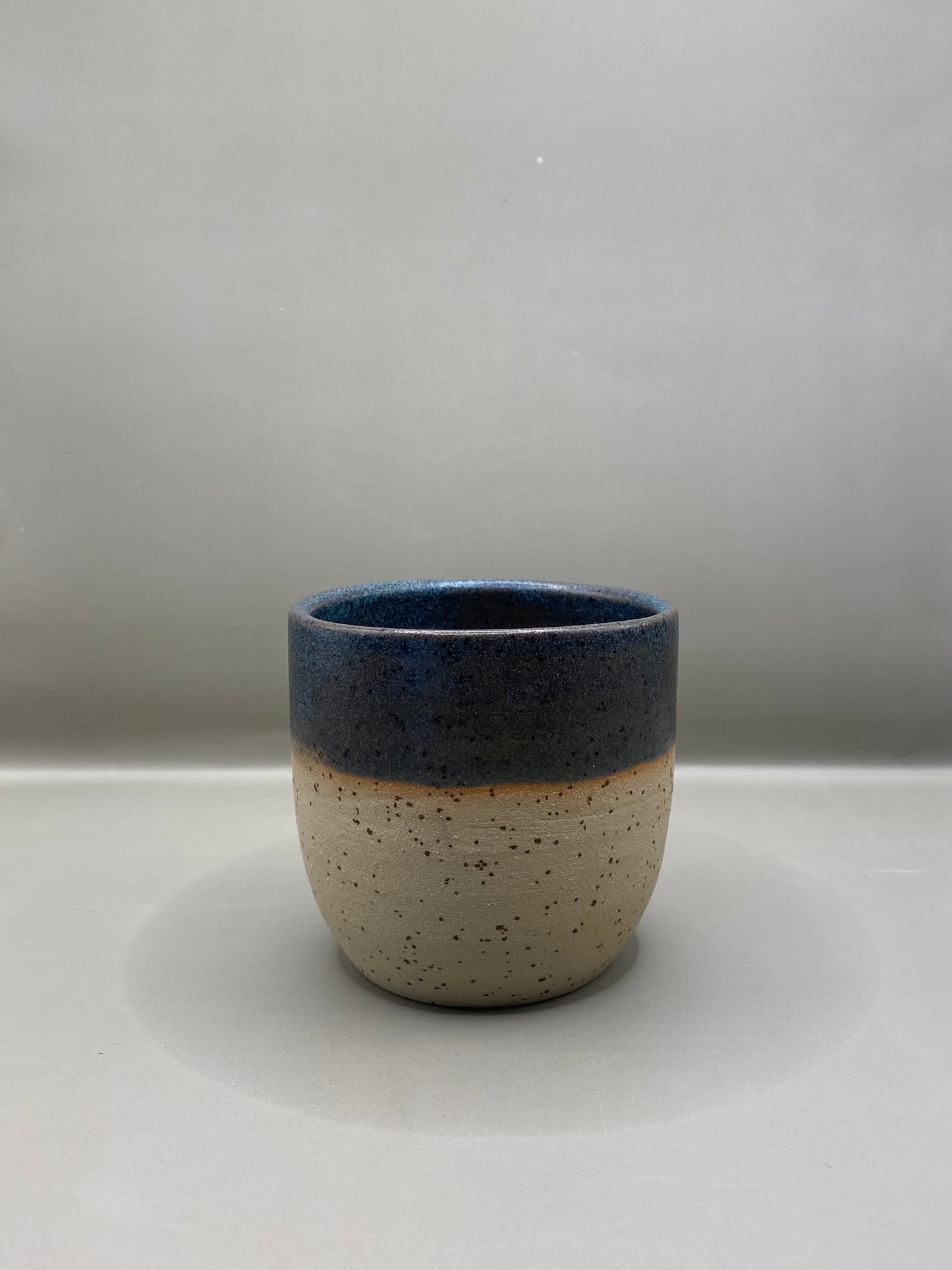 ספל מחימר מנוקד כחול