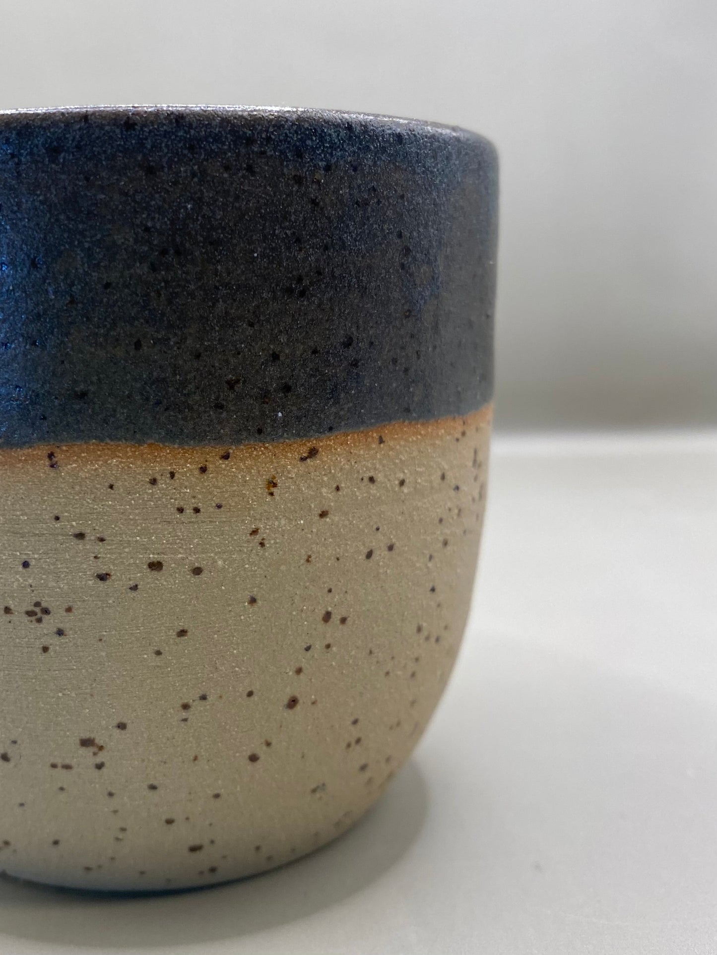 ספל מחימר מנוקד כחול