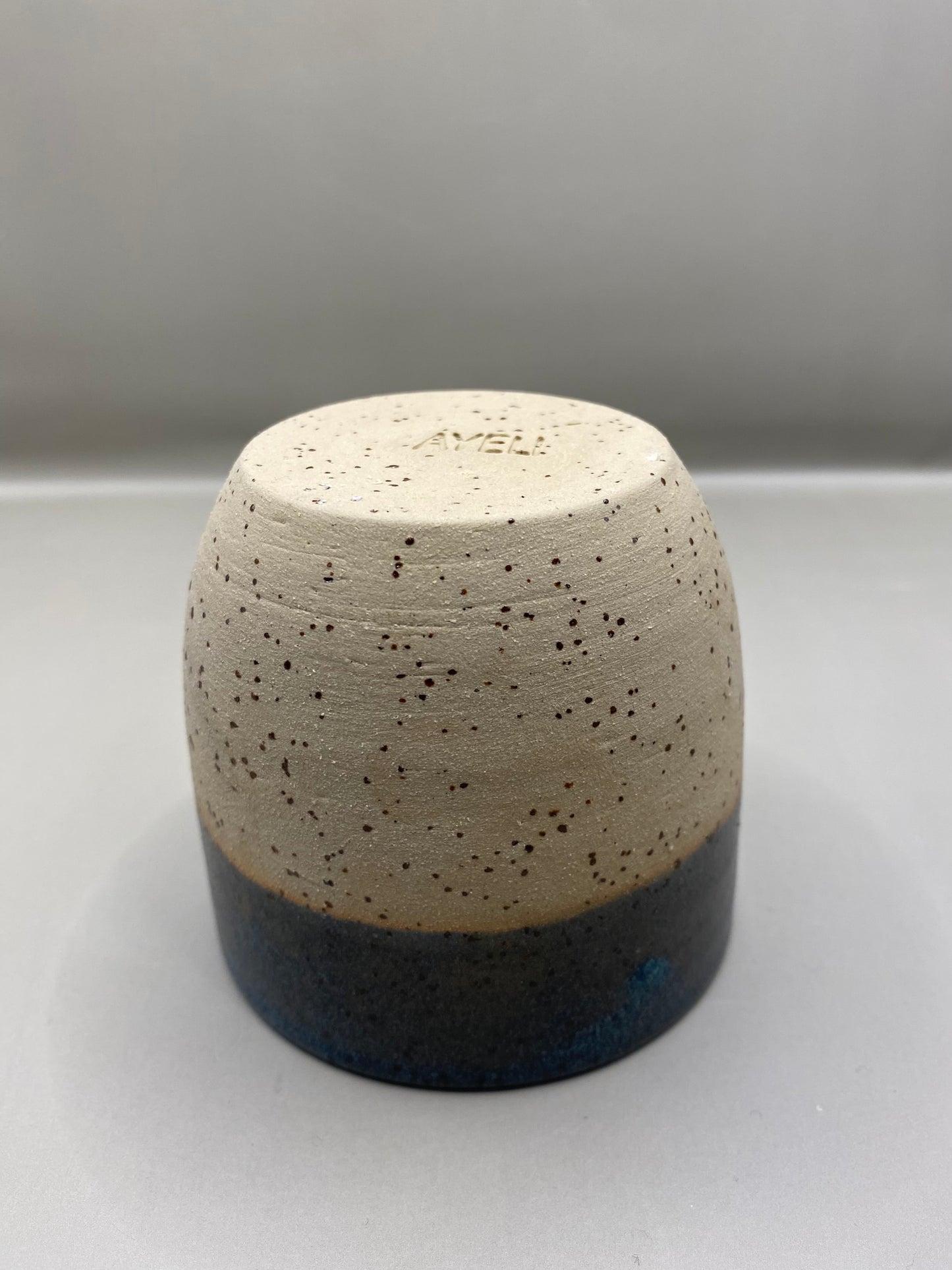 ספל מחימר מנוקד כחול